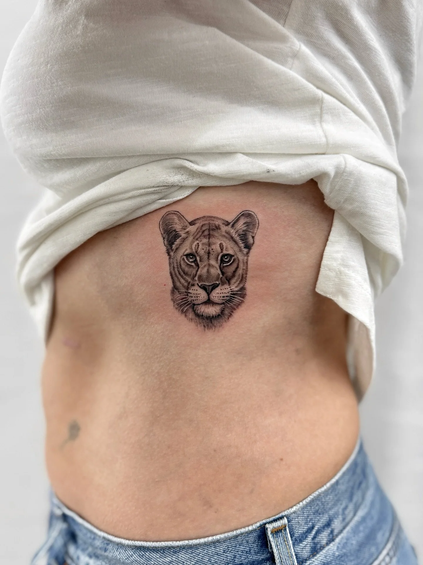 For Kelly, In honour of the @lionesses Euros victory.
Absolutely loved doing this piece, really pleased of how it turned out, especially on such a tricky spot like the ribs!