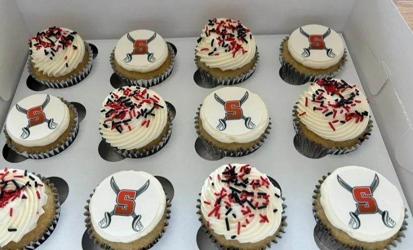 Shout out to Wishes Bake Shop for the delicious cupcakes to celebrate National Coaches Week! Thank you to all of our coaches that put in so much time and dedication for our players!!
#SABREPRIDE🔴⚔️⚫️
#PTS🗡️
#ALLIN🔴⚔️⚫️