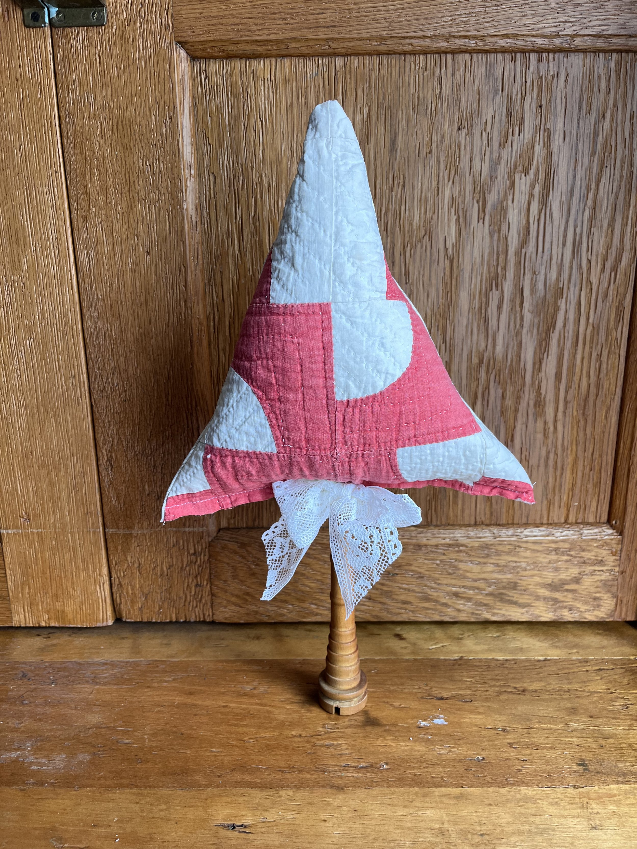 Vintage spindle and quilt Christmas tree with bow  M