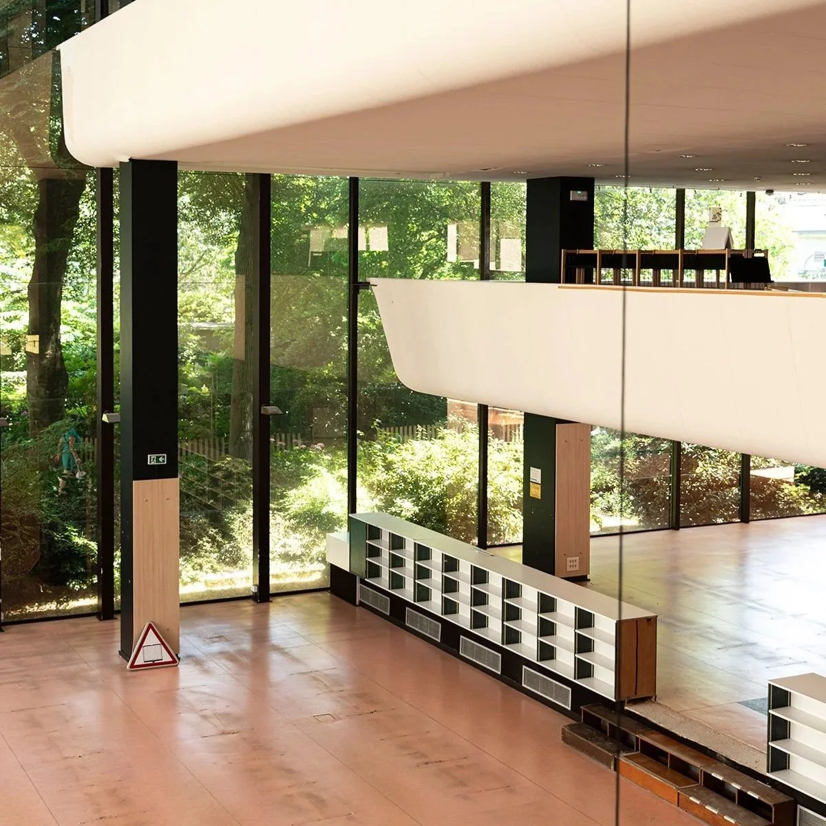 La bibliothèque Toussaint vide avant travaux, Angers, juin 2025