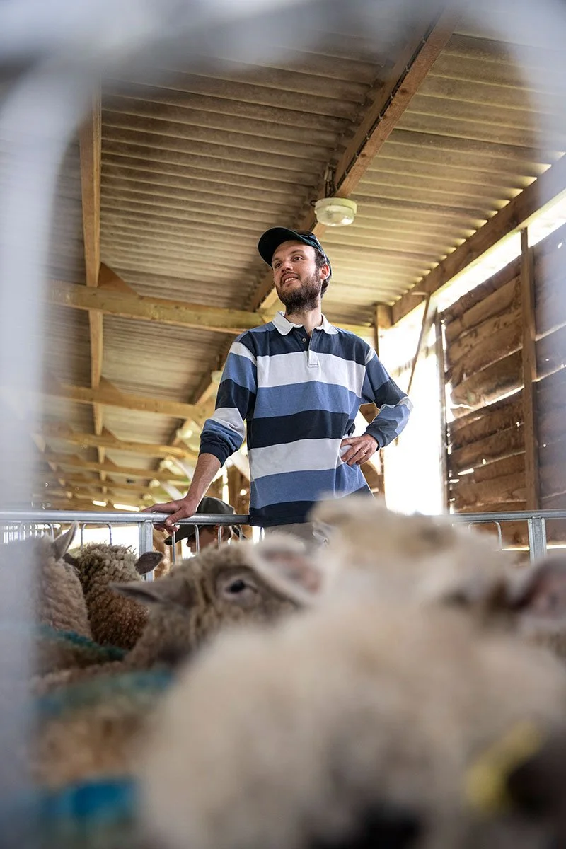 Titouan Goenvec, éleveur et agriculteur à la Ferme de la Fontaine du feu. Chaufour-Notre-Dame, avril 2024, pour la Caisse des Dépôts et Consignations.
