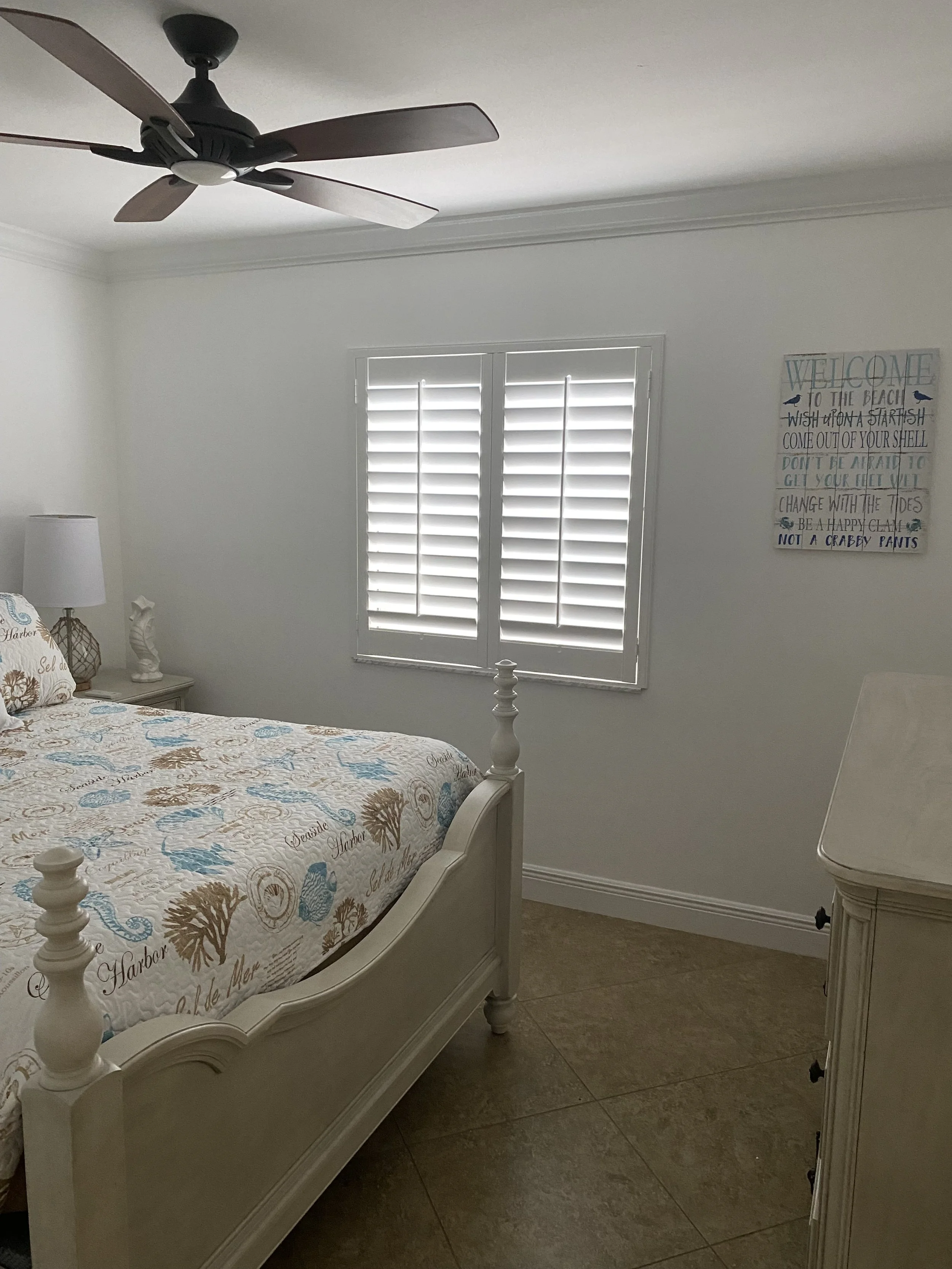 Center Tilt Rod Guest Bedroom 2 Panel Shutter 3.5 Louvers.jpg