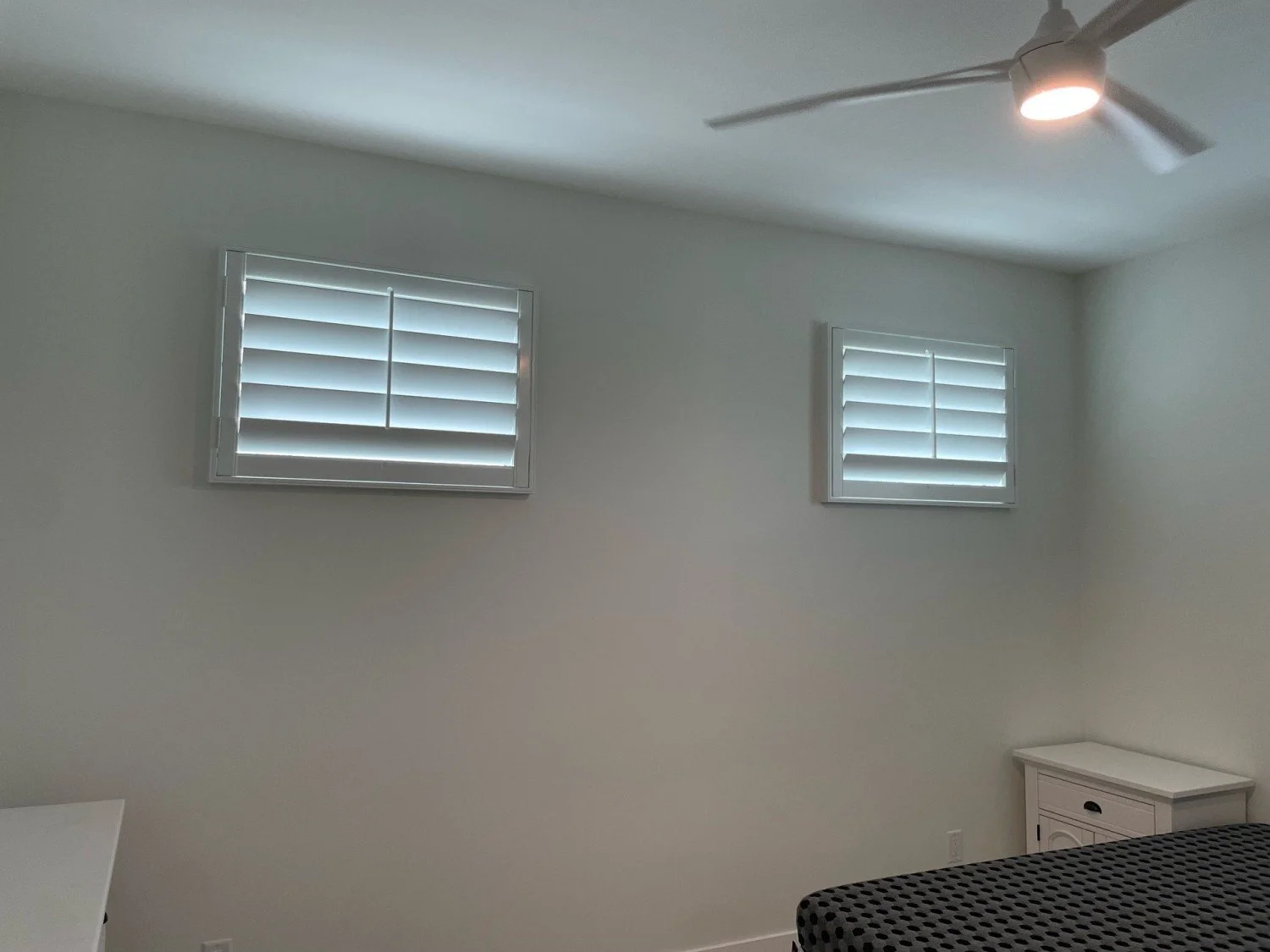 Center Tilt Rod Bedrrom 1 Panel 4.5 in Louvers 6242.jpg