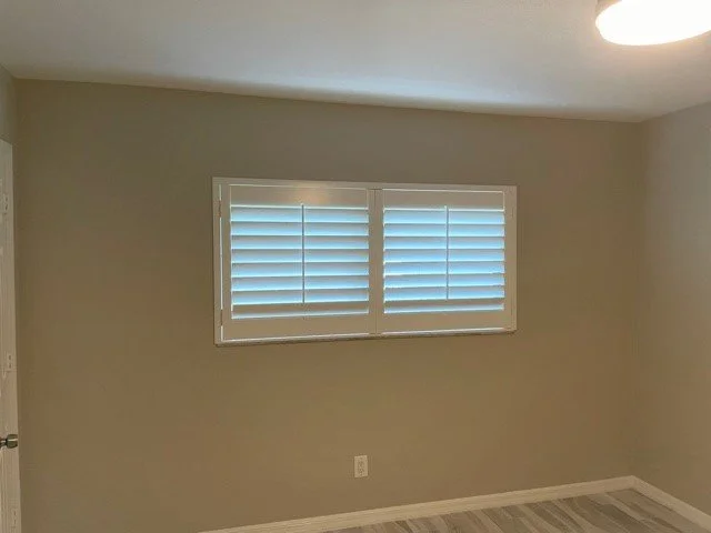Center Tilt Rod 2 Panel 3.5 Louvers.jpg