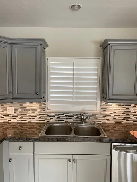 Center Tilt Rod Kitchen 1 Panel 3.5 Louvers.jpg