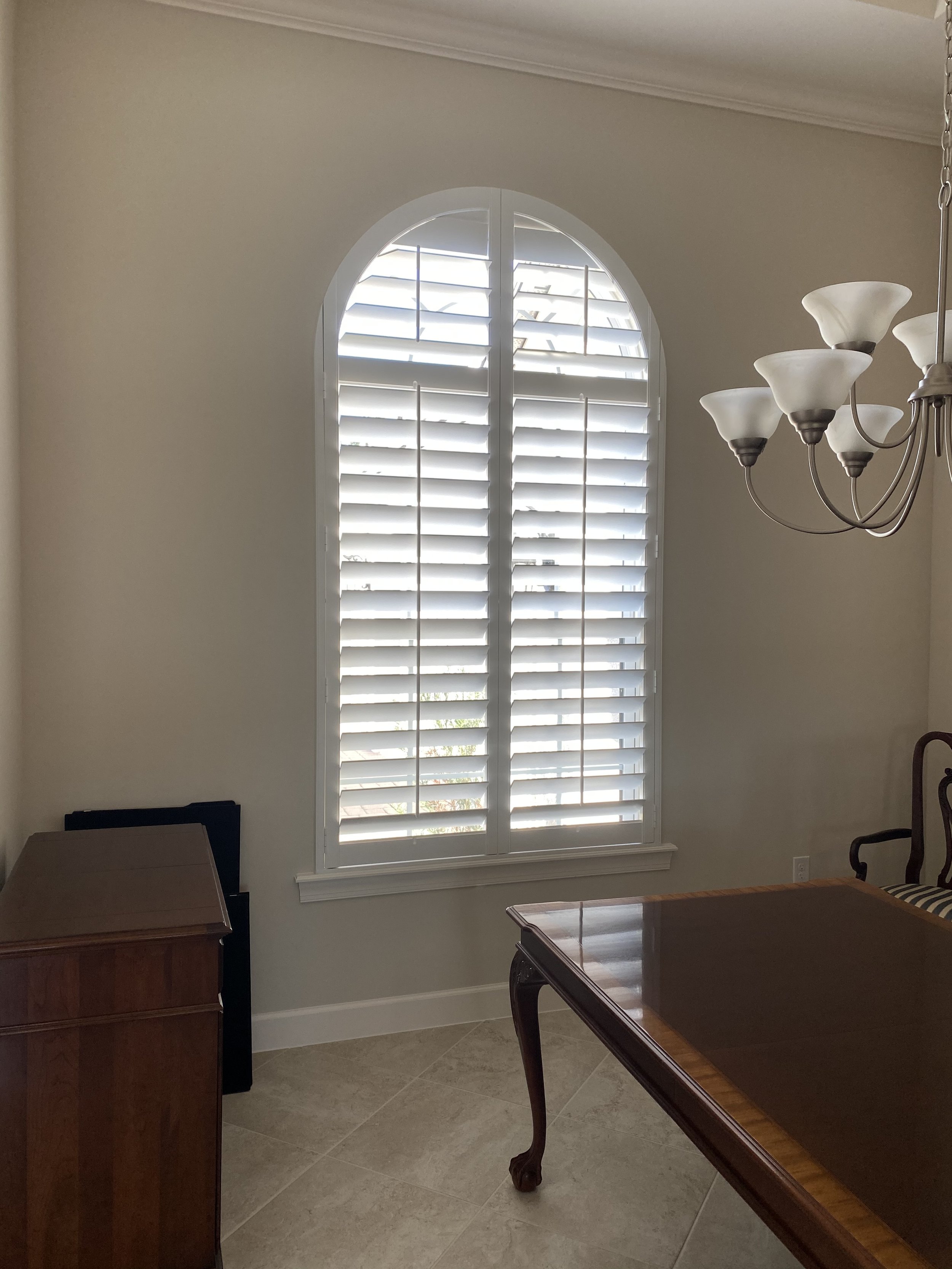 Center Tilt Rod Dining Room 2 Panel Arch with Mid-Rail at Top to work top and bottom separately 4.5 Louvers.jpg