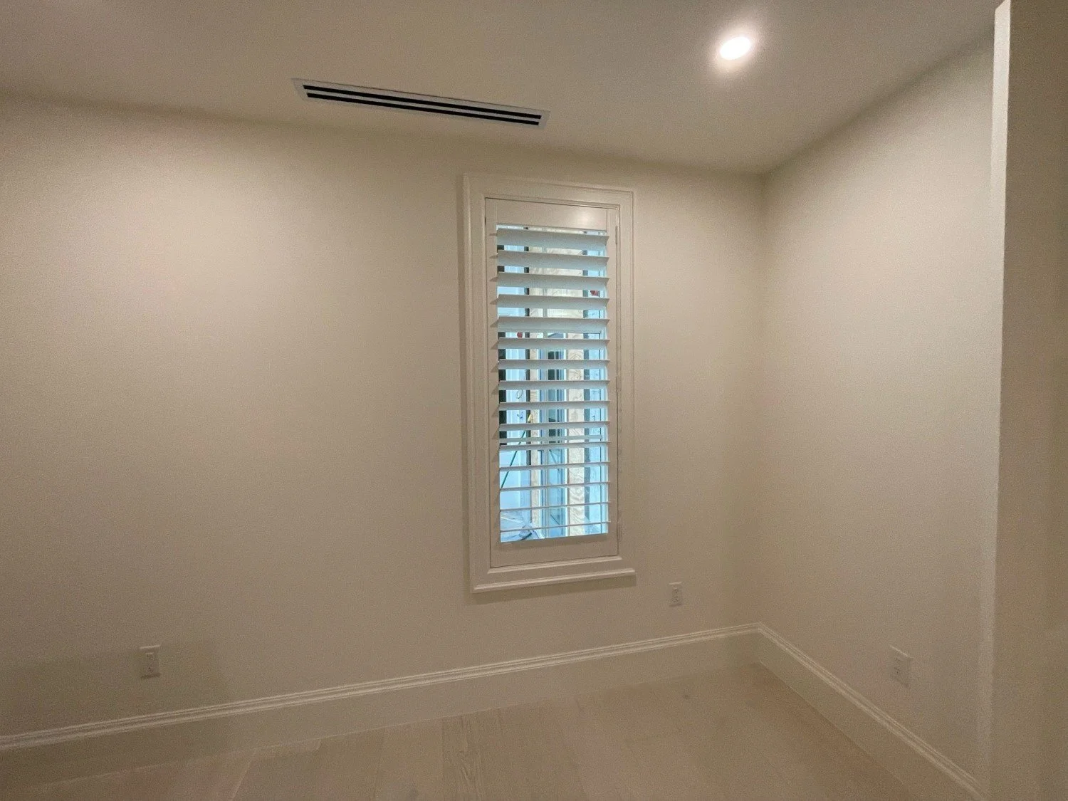 Clearview Bedroom 1 Panel Direct Mount 4.5 in Louvers 5064 (2).jpg