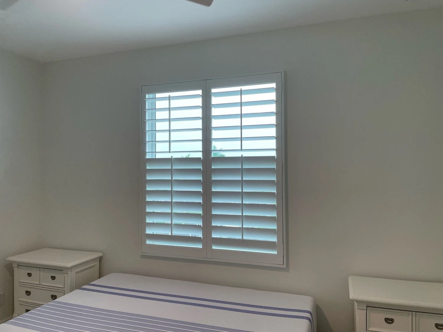 Center Tilt Rod Bedrrom 2 Panel  Cut Tilt 4.5 in Louvers 6242.jpg