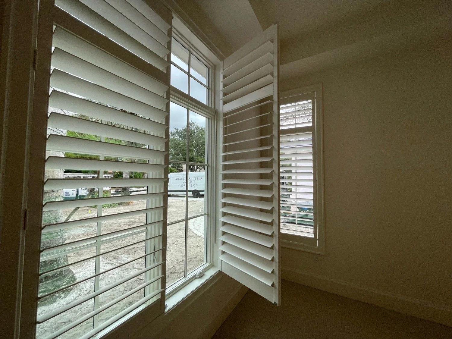 Clearview Bedroom 2 Panel Direct Mount with Mid Rail 4.5 in Louvers 5064 (4).jpg