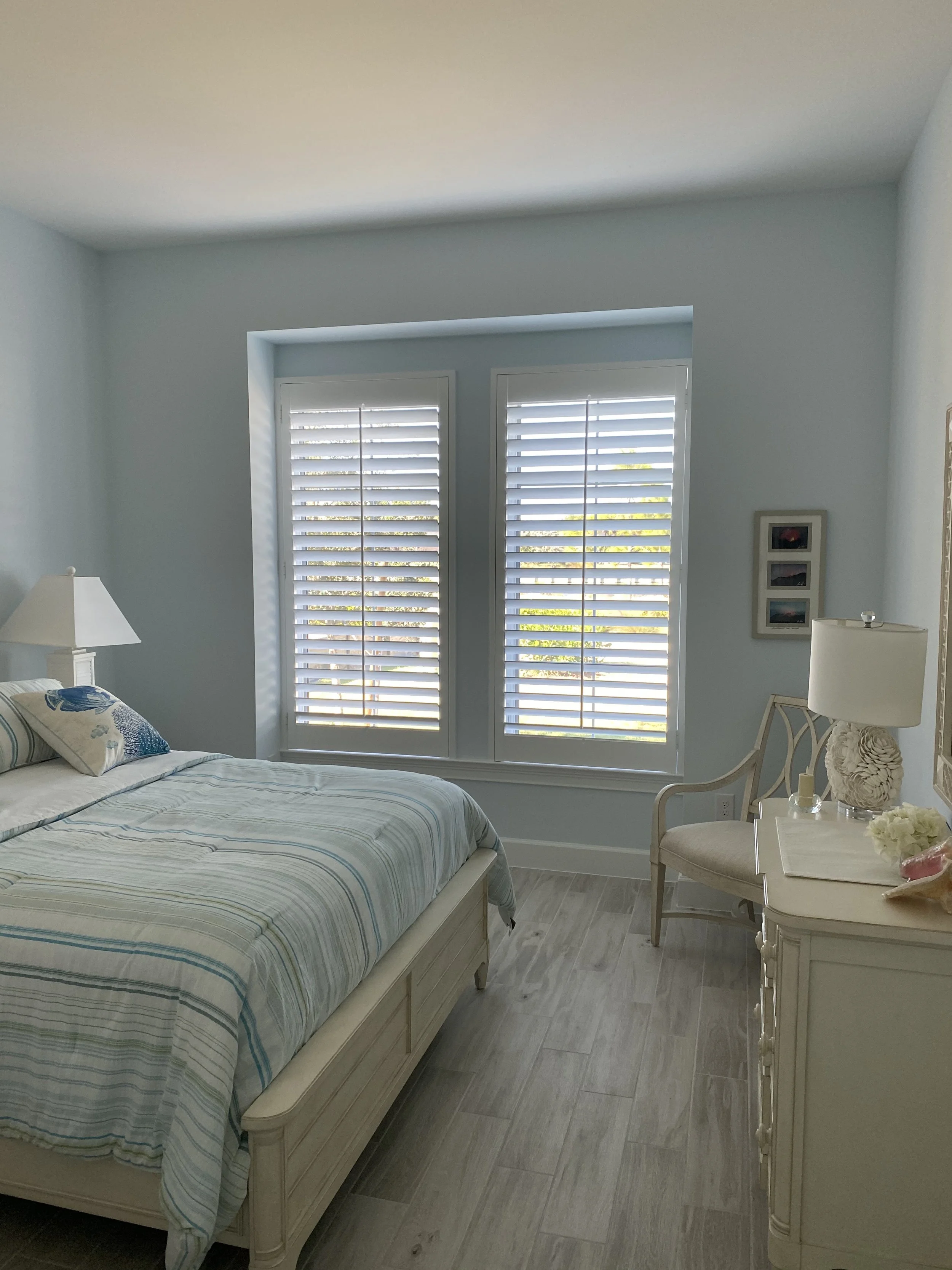 Center Tilt Rod Bedroom Two Seperate Panels 3.5 Louvers.jpg