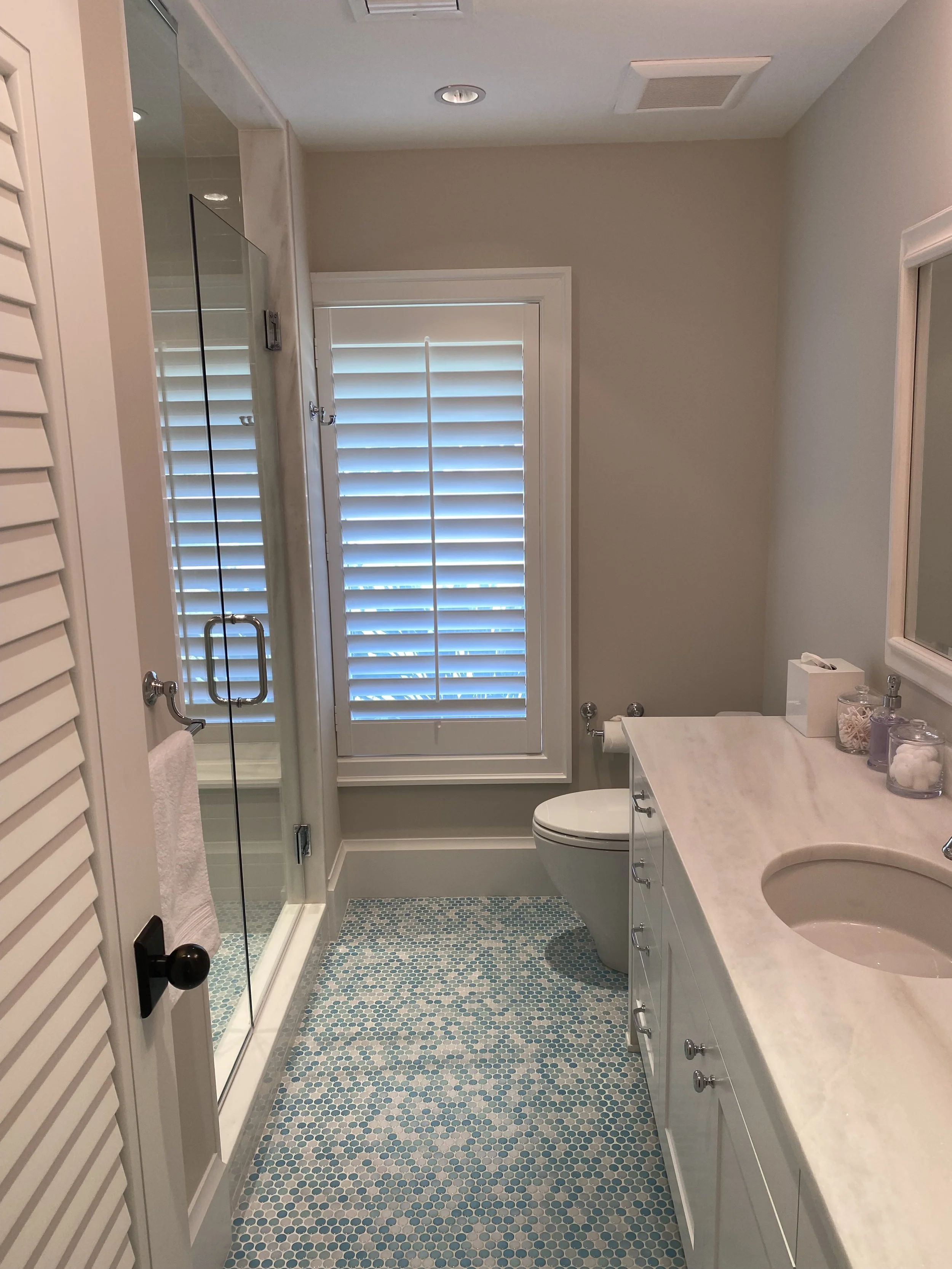 Center Tilt Rod Bathroom 1 Panel 4.5 Louvers.jpg