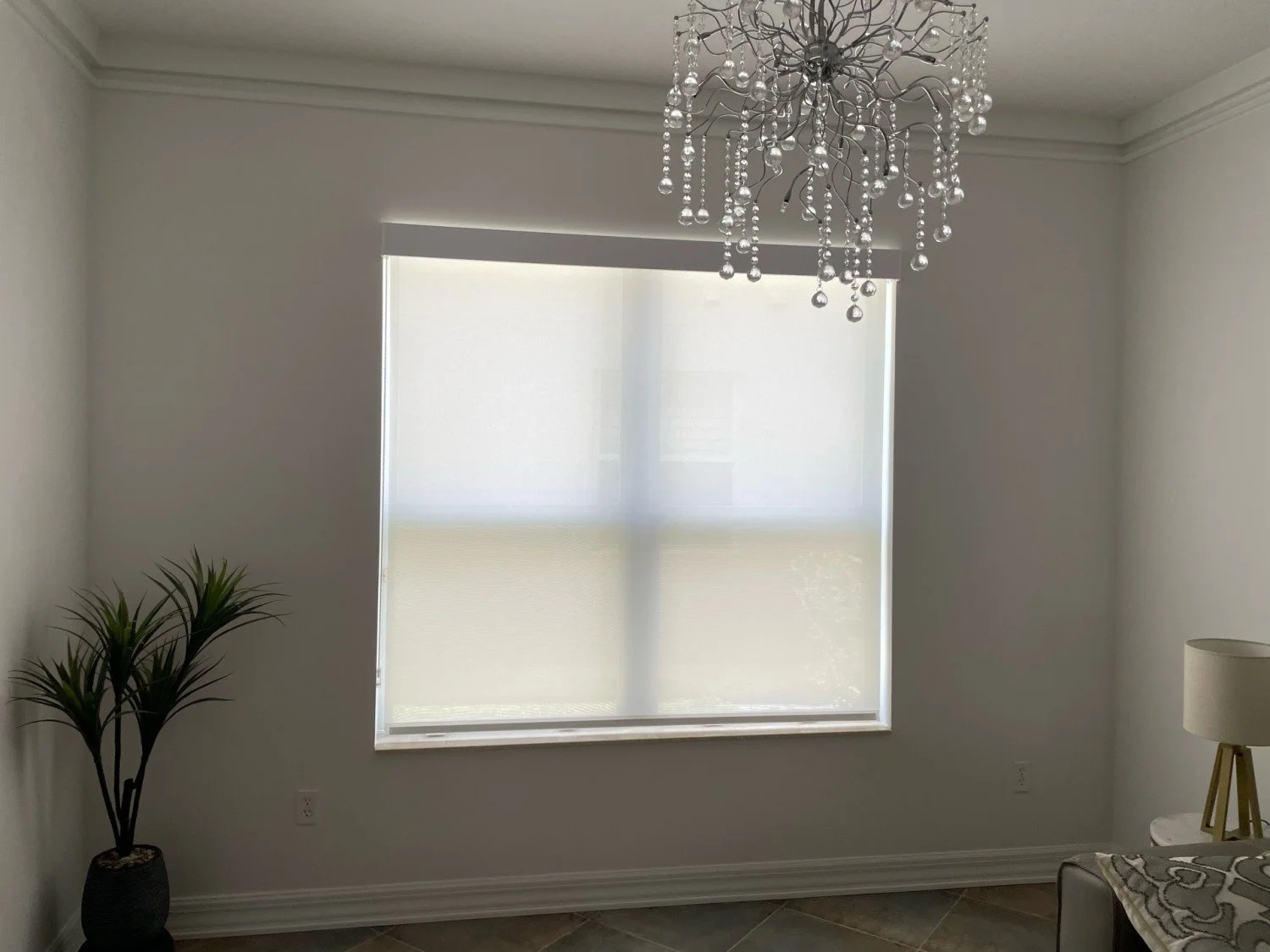 5 in White Metal Valance 3% Chalk Living Room 5774.jpg