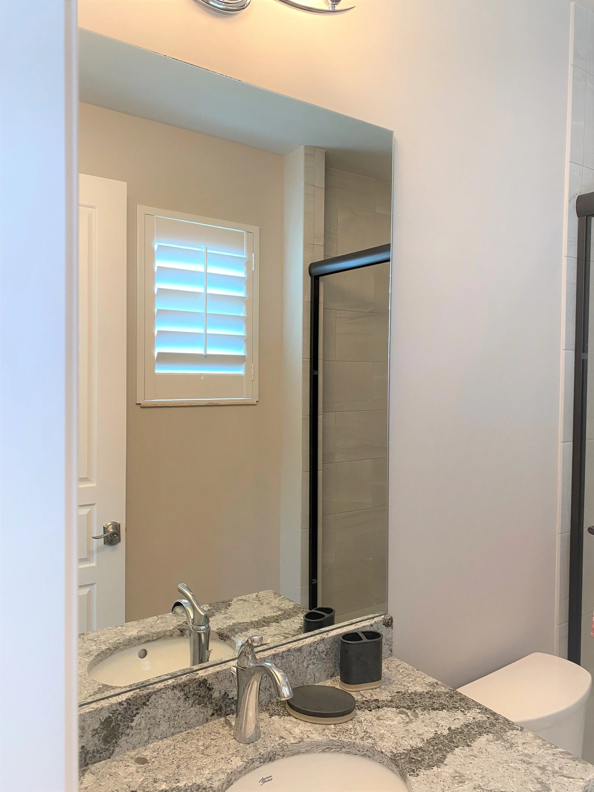 Center Tilt Rod Bathroom 1 Panel 3.5 Louvers.jpg