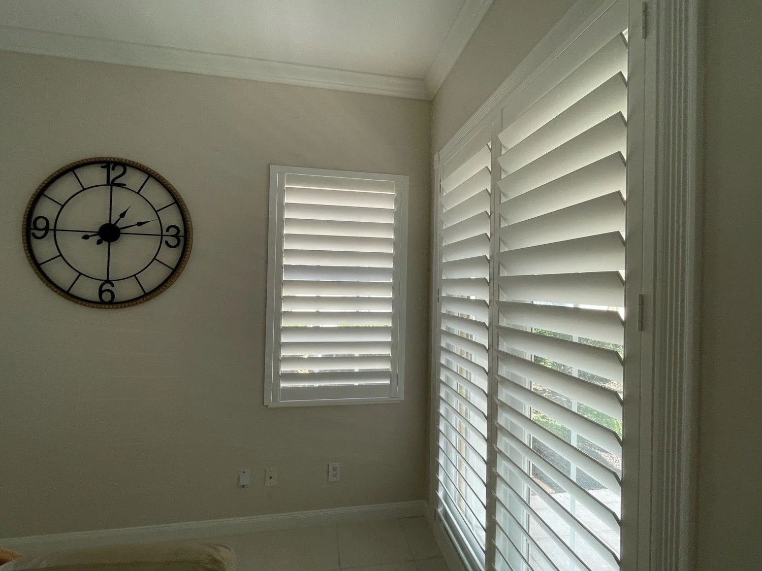 Clearview Living Room 1 Panel 4.5 in Louvers 5414.jpg