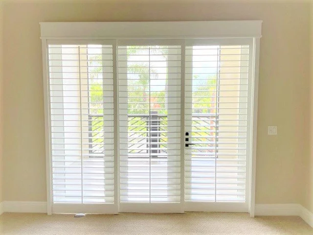 Master Bedroom, 3 panel sliding shutter, Inside Mount, center tilt rod and box with bead top and bottom.jpg