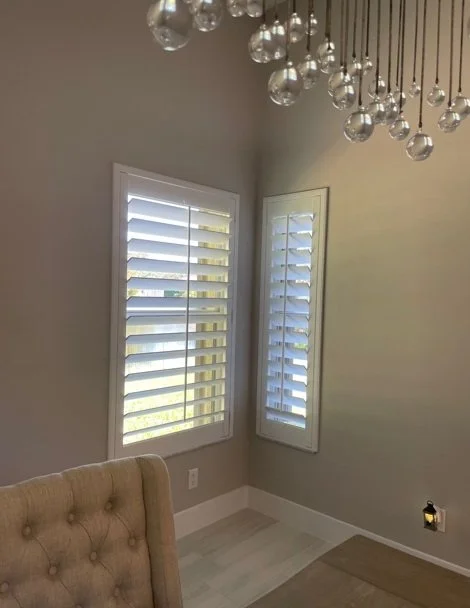 Dining Area, Center Tilt Rod, 4.5 inch louvers.jpg