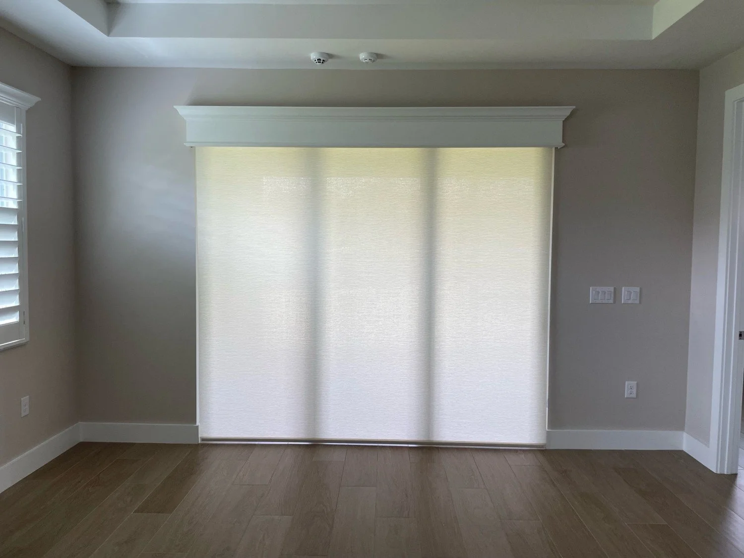8 in Top Crown Valance LF Sand Living Room 6173.jpg