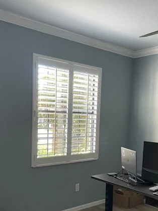 Center Tilt Rod Office 2 Panels 3.5 Louvers.jpg