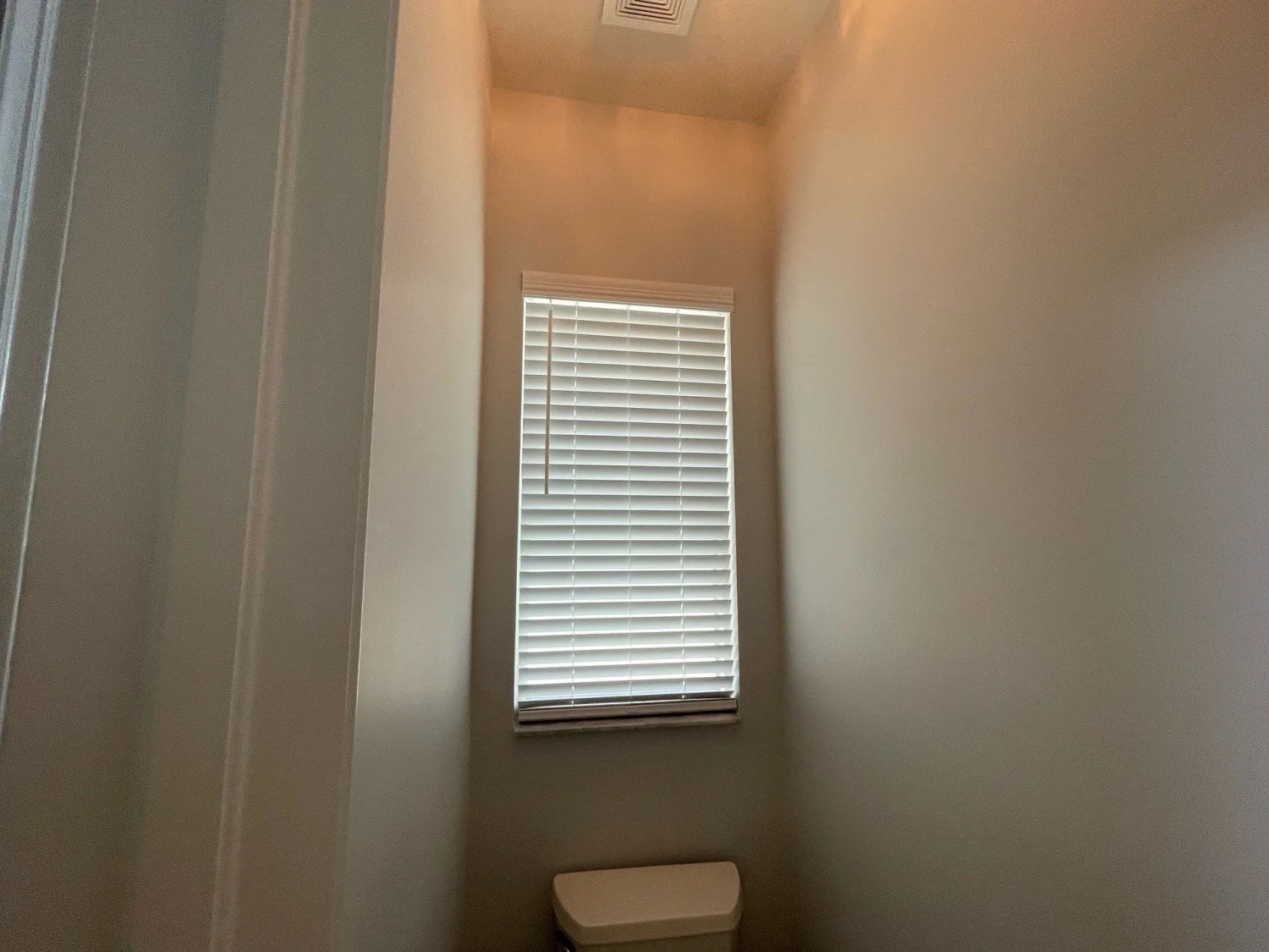 Horizontal Blind White Water Closet 5842.jpg