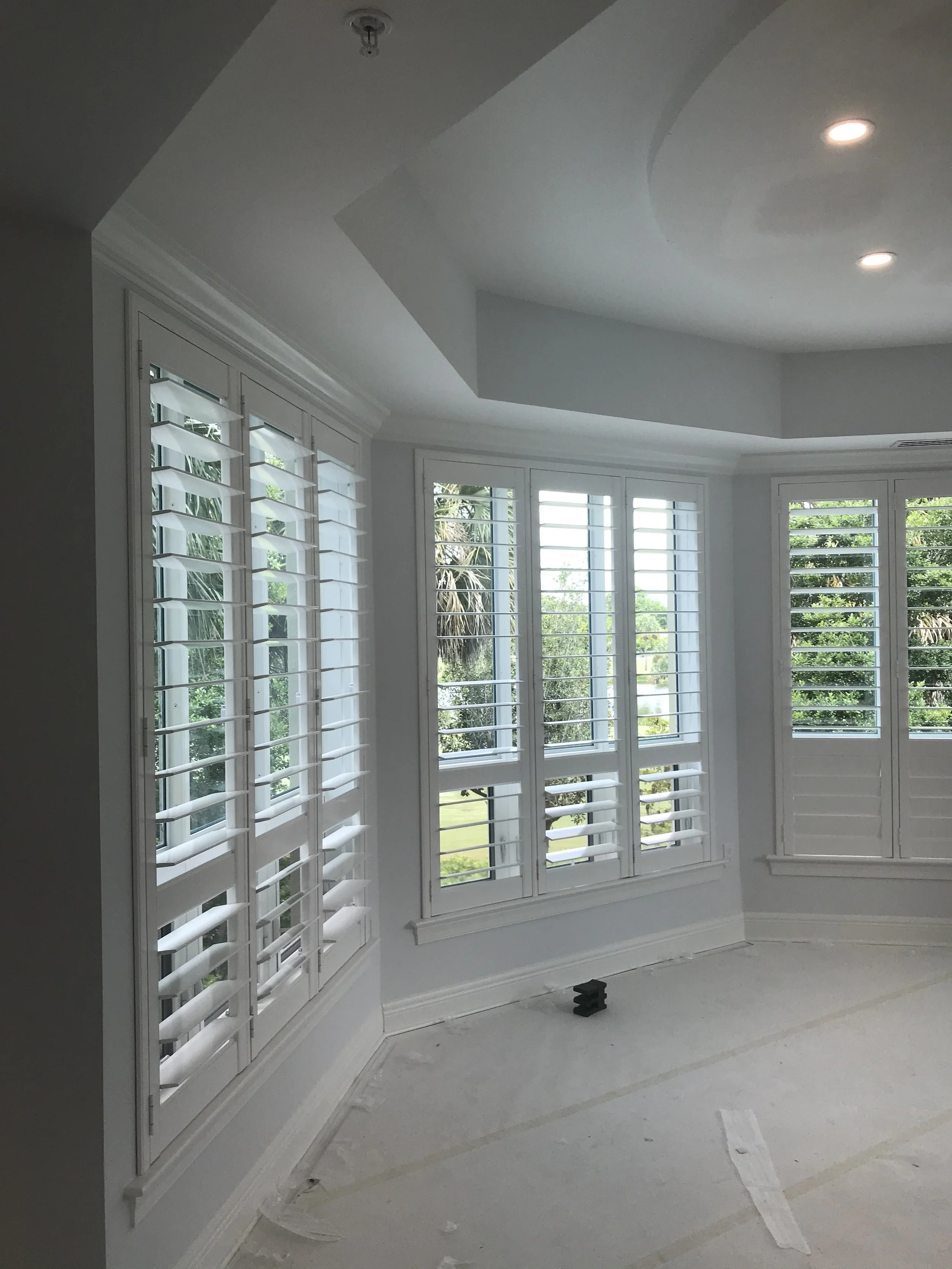 Clearview Bay Room Multi Panels with midrails 4.5 Louvers.jpg