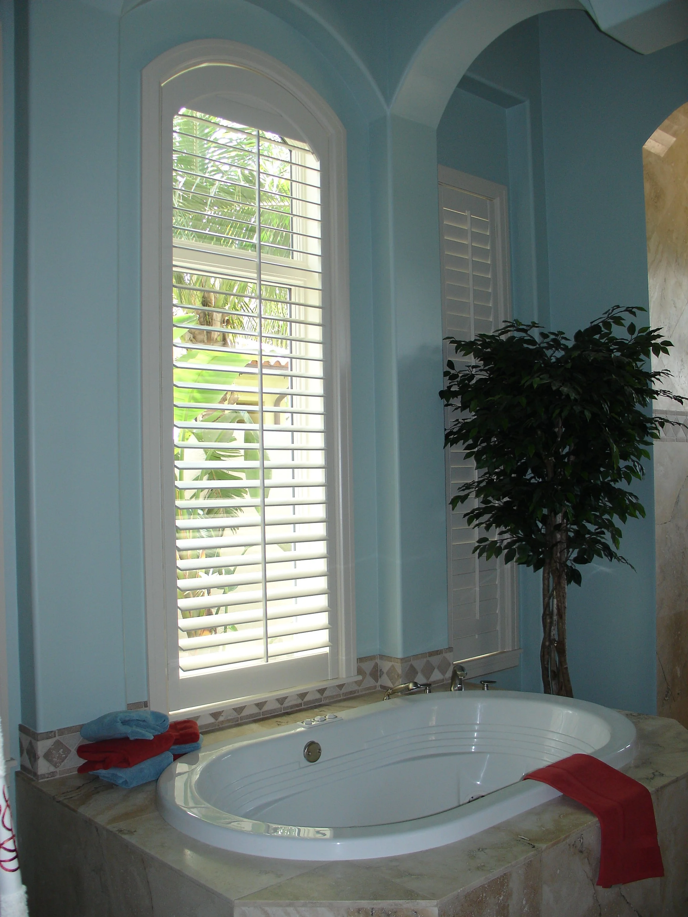 Center Tilt Rod Bathroom 1 Panel Arch 3.5 Louver.jpg