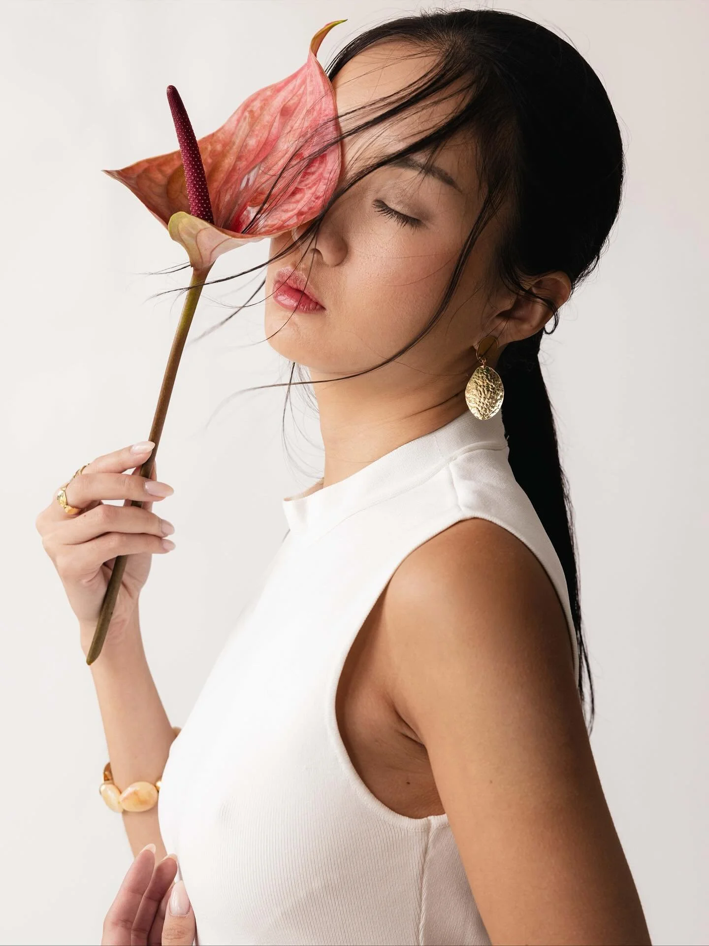 KANSOBI - la nouvelle collection @undecesquatre_bijoux shoot&eacute;e avec @kimclr_ et @laurenelabre.makeup 
Des bijoux inspir&eacute;s par le r&eacute;cent voyage au Japon de leur cr&eacute;atrice, des pi&egrave;ces fortes mises en valeur tout en do