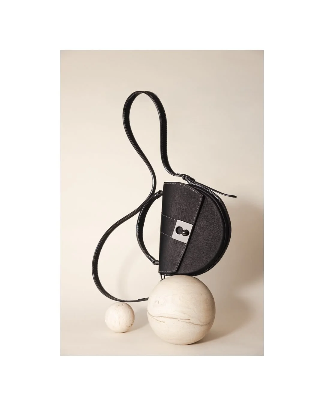 Un shoot tout en &eacute;quilibre. Pas de magie mais beaucoup de retouches pour faire l&eacute;viter les objets en shooting !
Ici les p&eacute;pites @nodiesofficiel 
.
#brandphotography 
#brandcontent 
#brandingphotography 
#photographecommercial 
#p