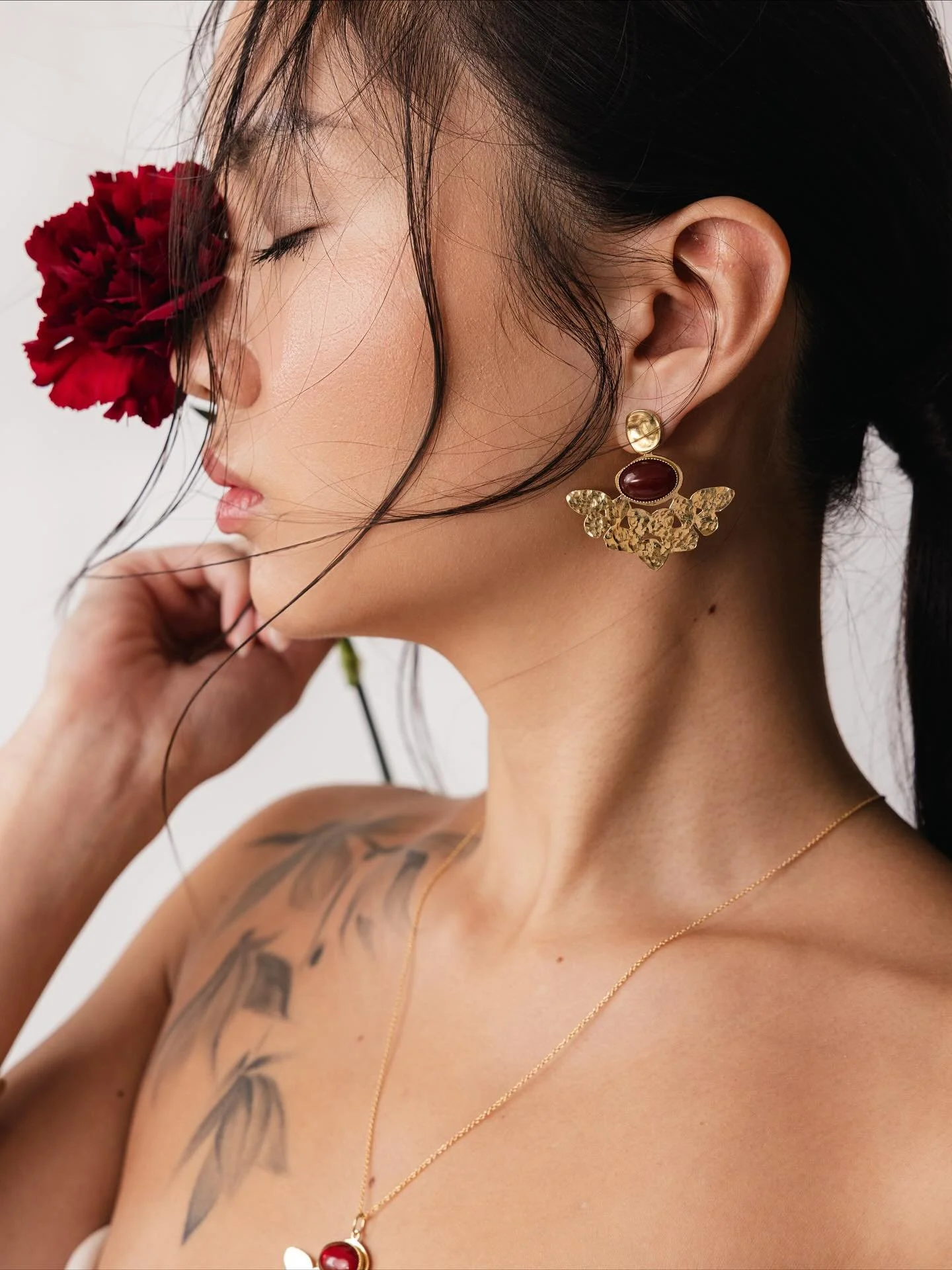 Shooting mannequin et natures mortes pour @undecesquatre_bijoux 🇯🇵
Avec @kimclr_ et @laurenelabre.makeup 
.
#brandphotography 
#brandcontent 
#brandingphotography 
#photographecommercial 
#photographeproduit 
#commercialphotographer 
#contentcreati