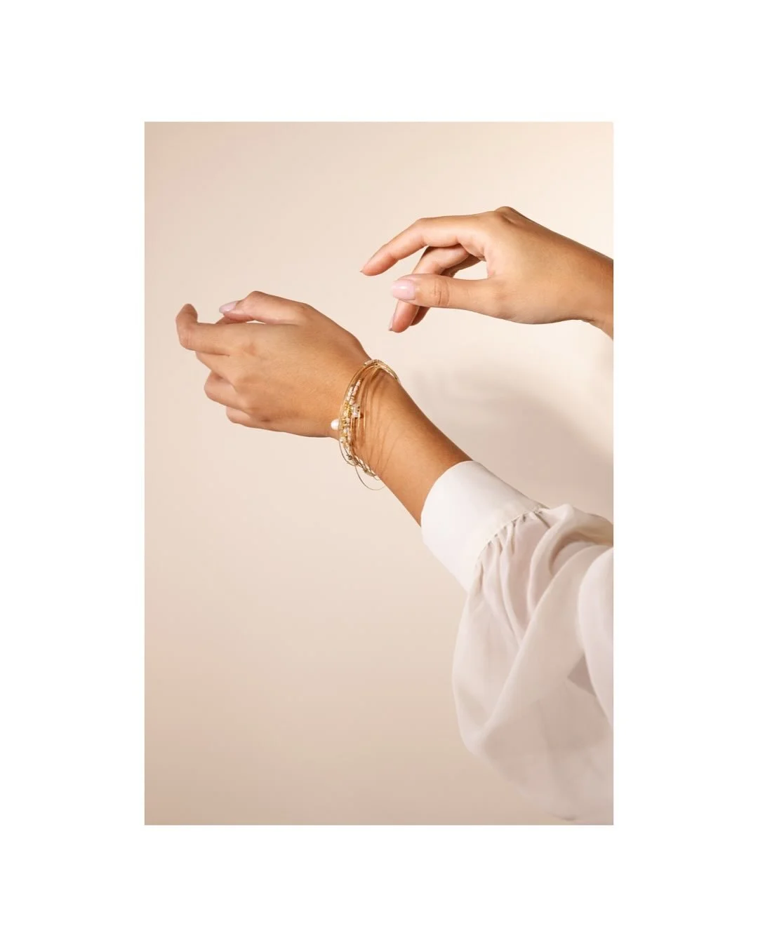 New co ✨ de jolies pi&egrave;ces toutes fines &agrave; accumuler by @beurlie.officiel 
.
Mannequin mains @pilaleroy__ 
.
#brandphotography 
#brandcontent 
#brandingphotography 
#photographecommercial 
#photographeproduit 
#commercialphotographer 
#co