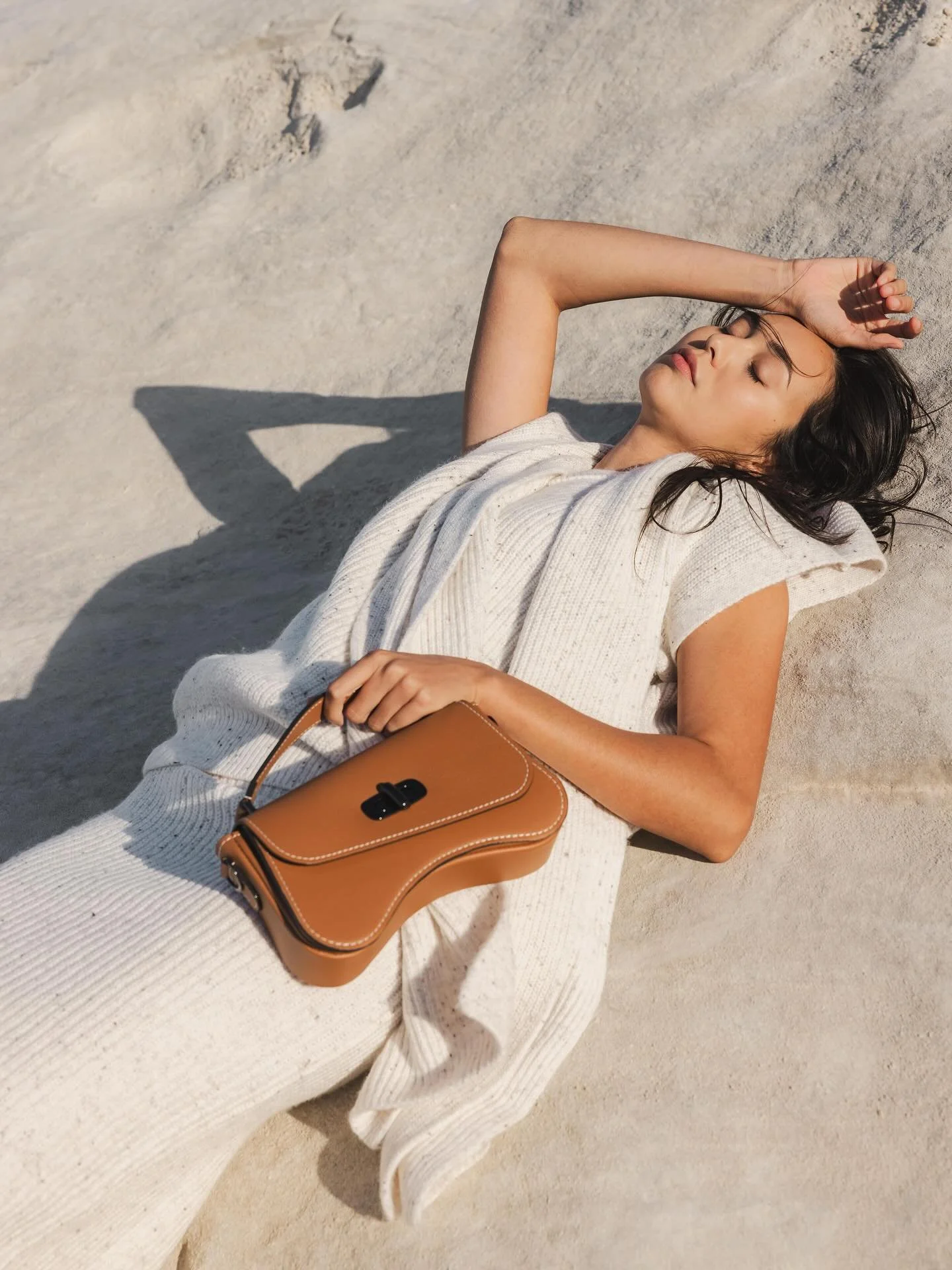 A Milos il fait beau toute l'ann&eacute;e, on a shoot&eacute; cette campagne le vent dans les cheveux et le soleil qui cognait fort...ma prochaine destination d&eacute;but 2026, ambiance urbaine sous la grisaille, une id&eacute;e ? 🧳✈️
.
@nodiesoffi