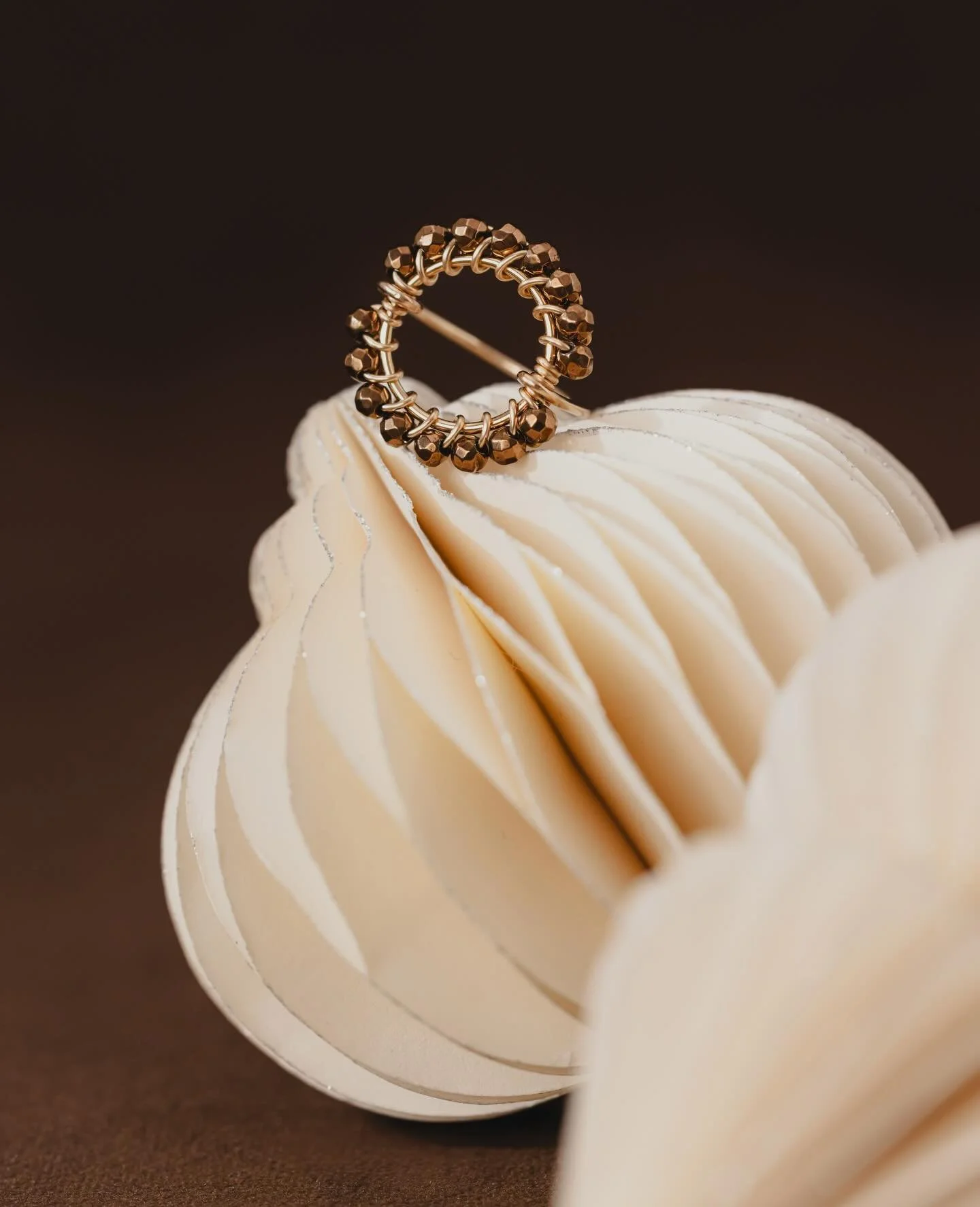 No&euml;l chocolat avec @lisakabijoux 🎄🎁 Ambiance feutr&eacute;e et velours sombre 👌🏻
.
#brandphotography 
#brandcontent 
#brandingphotography

photographe mode | photographe commerciale | brand photography | photographe bijoux | nature morte | 
