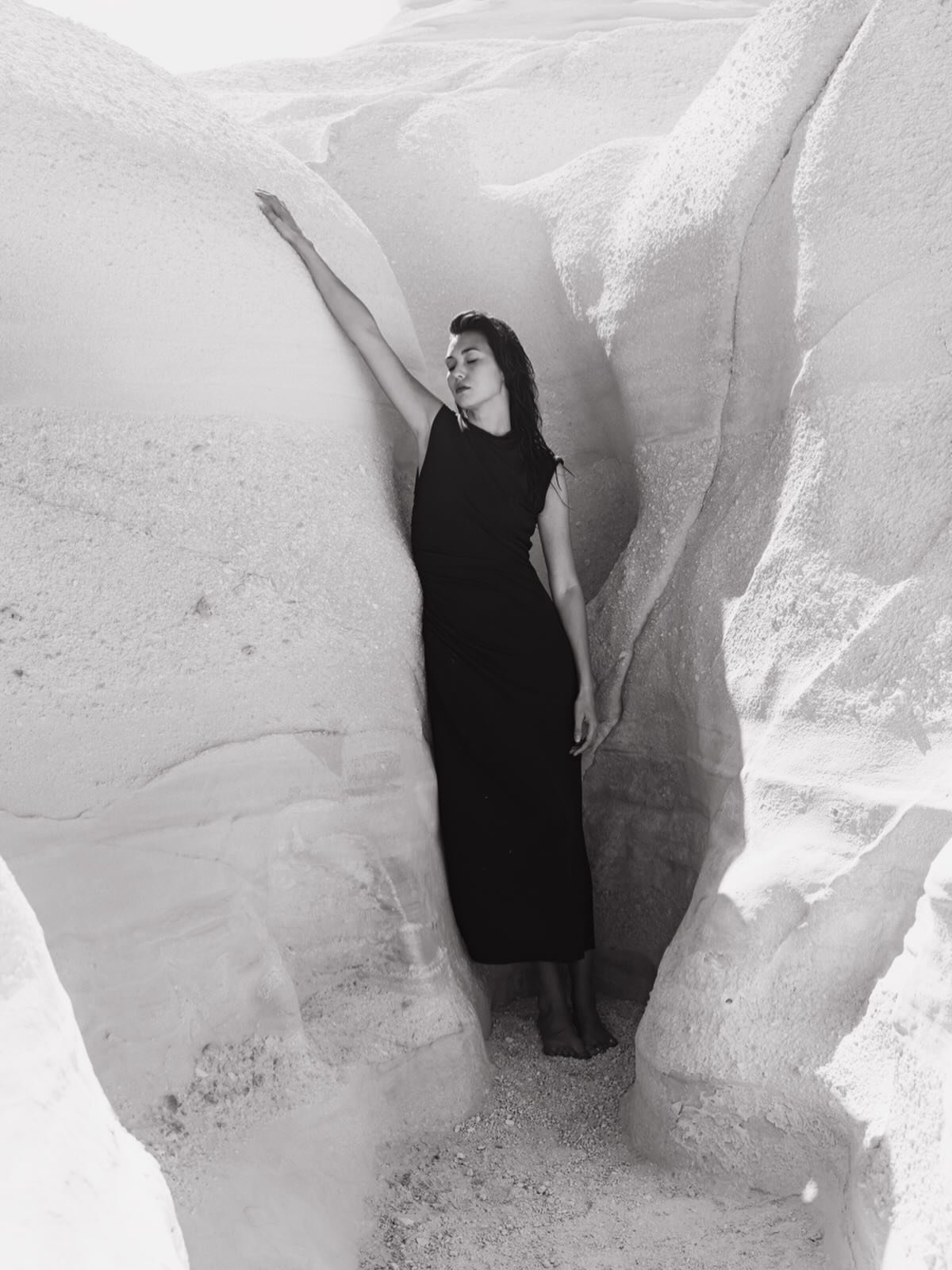 Un peu de noir et blanc 🖤
.
@anaismoons 
.
#brandcontent 
#photographeproduit 
#setdesignphotography 

photographe mode | photographe commerciale | brand photography | photographe bijoux | nature morte | 
brand content | shooting photo | set design 