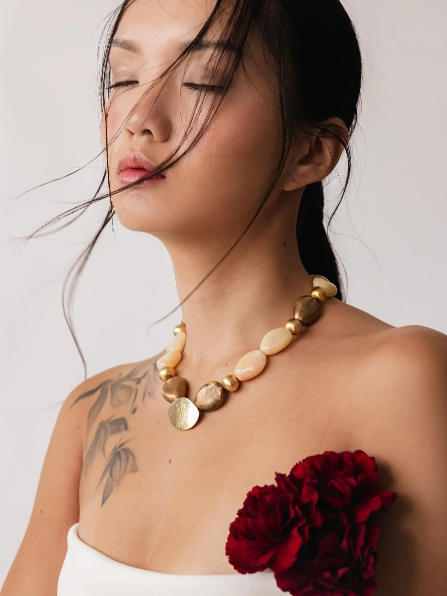 La petite touche de rouge pour introduire le feed de No&euml;l 👌🏻✨🎄
Shoot pour @undecesquatre_bijoux avec @kimclr_ et @laurenelabre.makeup 
.
#brandcontent 
#photographeproduit 
#setdesignphotography 

photographe mode | photographe commerciale | 