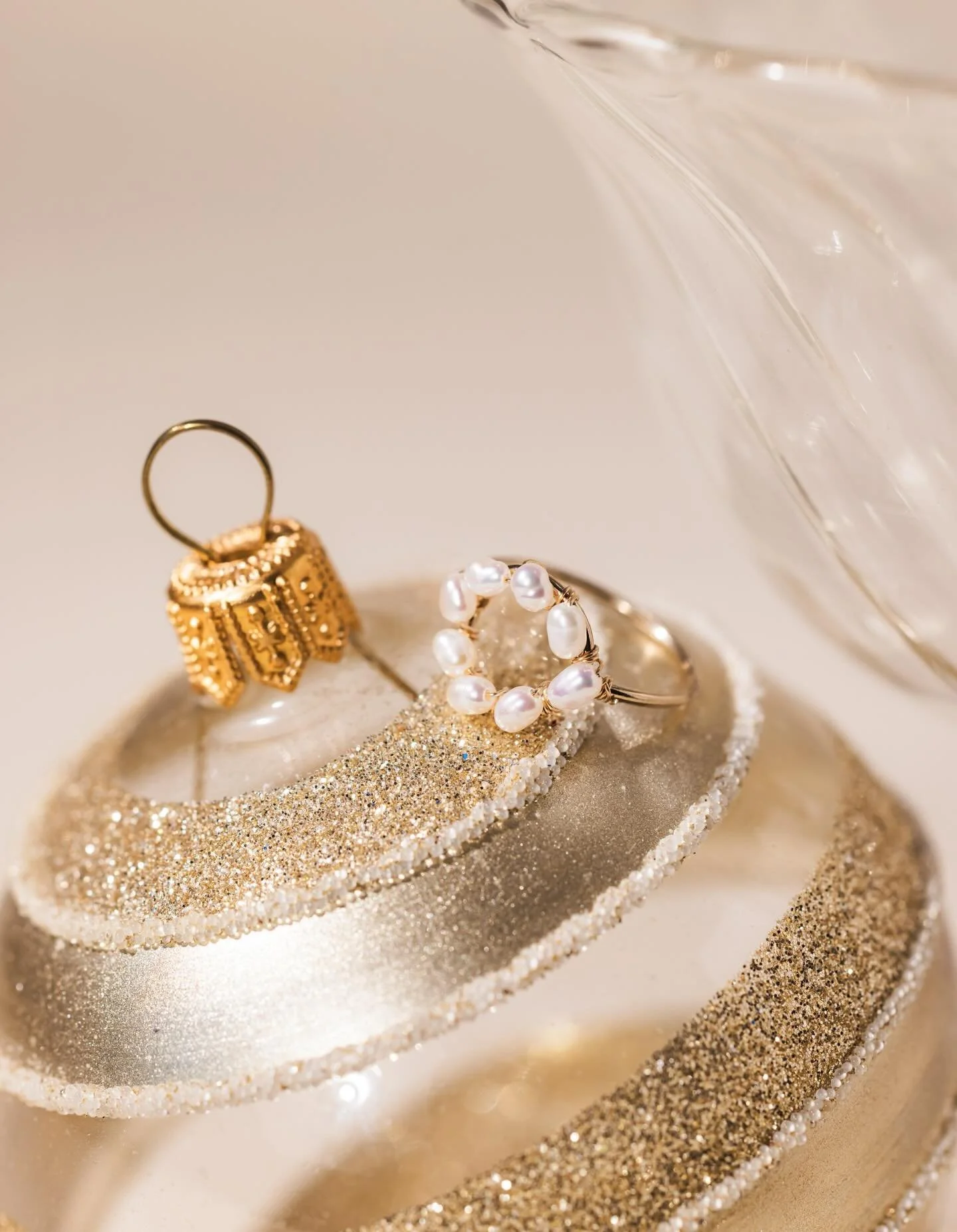 Un petit cadeau @beurlie.officiel sous le sapin c'est toujours une bonne id&eacute;e 👌🏻🎄
Shooting de No&euml;l, ambiance table de f&ecirc;tes dor&eacute;e ✨✨
.
#brandcontent 
#photographeproduit 
#setdesignphotography 

photographe mode | photogra