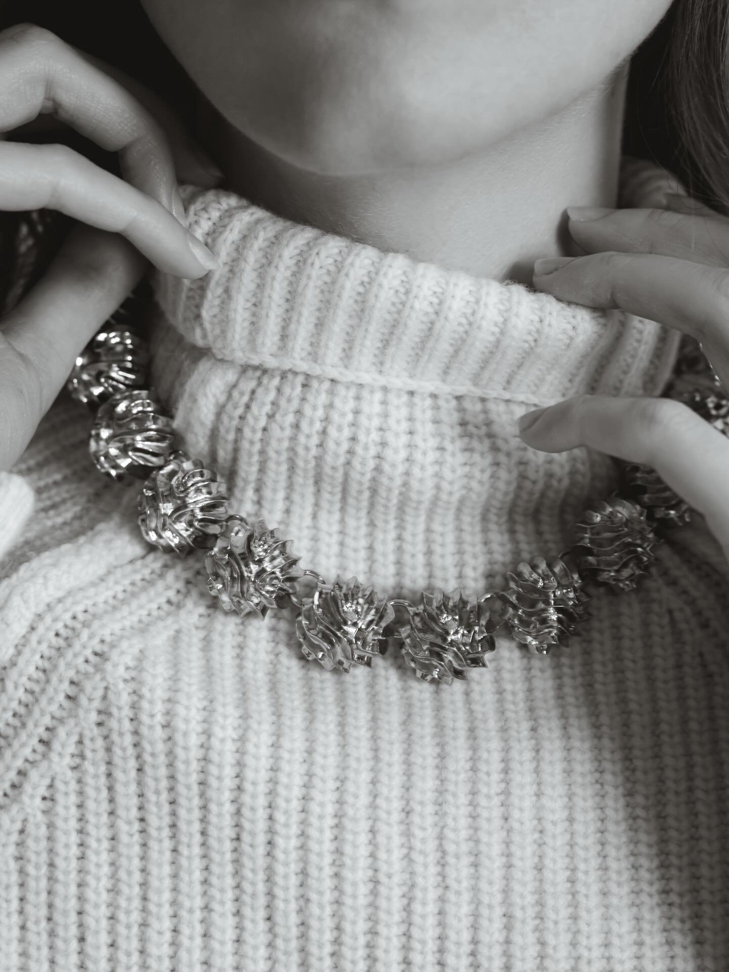 Extrait en noir et blanc du shooting St Valentin @beurlie.officiel avec @manon.blna 
.
#brandcontent 
#photographeproduit 
#setdesignphotography 

photographe mode | photographe commerciale | brand photography | photographe bijoux | nature morte | 
b