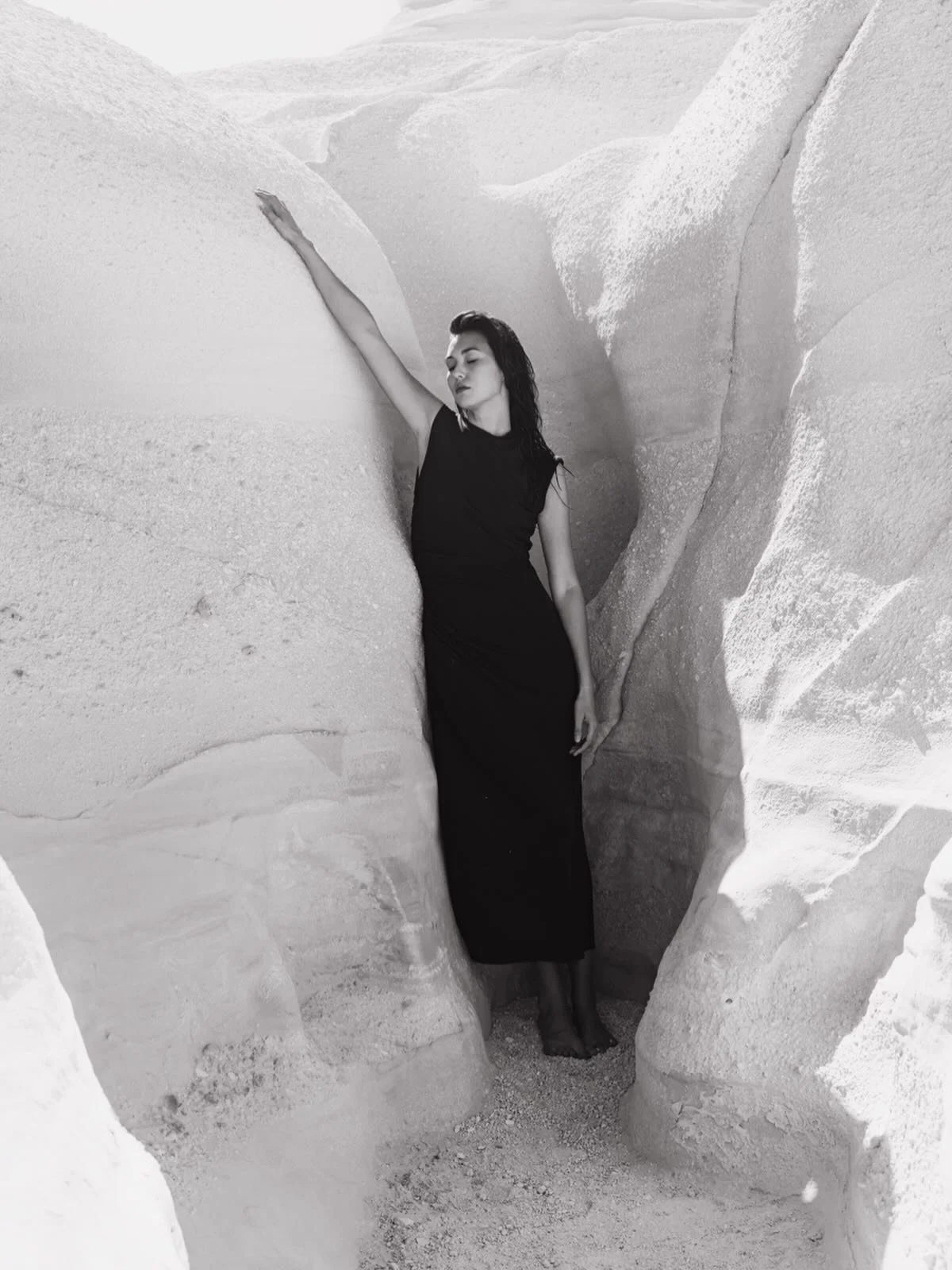 Un peu de noir et blanc 🖤
.
@anaismoons 
.
#brandcontent 
#photographeproduit 
#setdesignphotography 

photographe mode | photographe commerciale | brand photography | photographe bijoux | nature morte | 
brand content | shooting photo | set design 