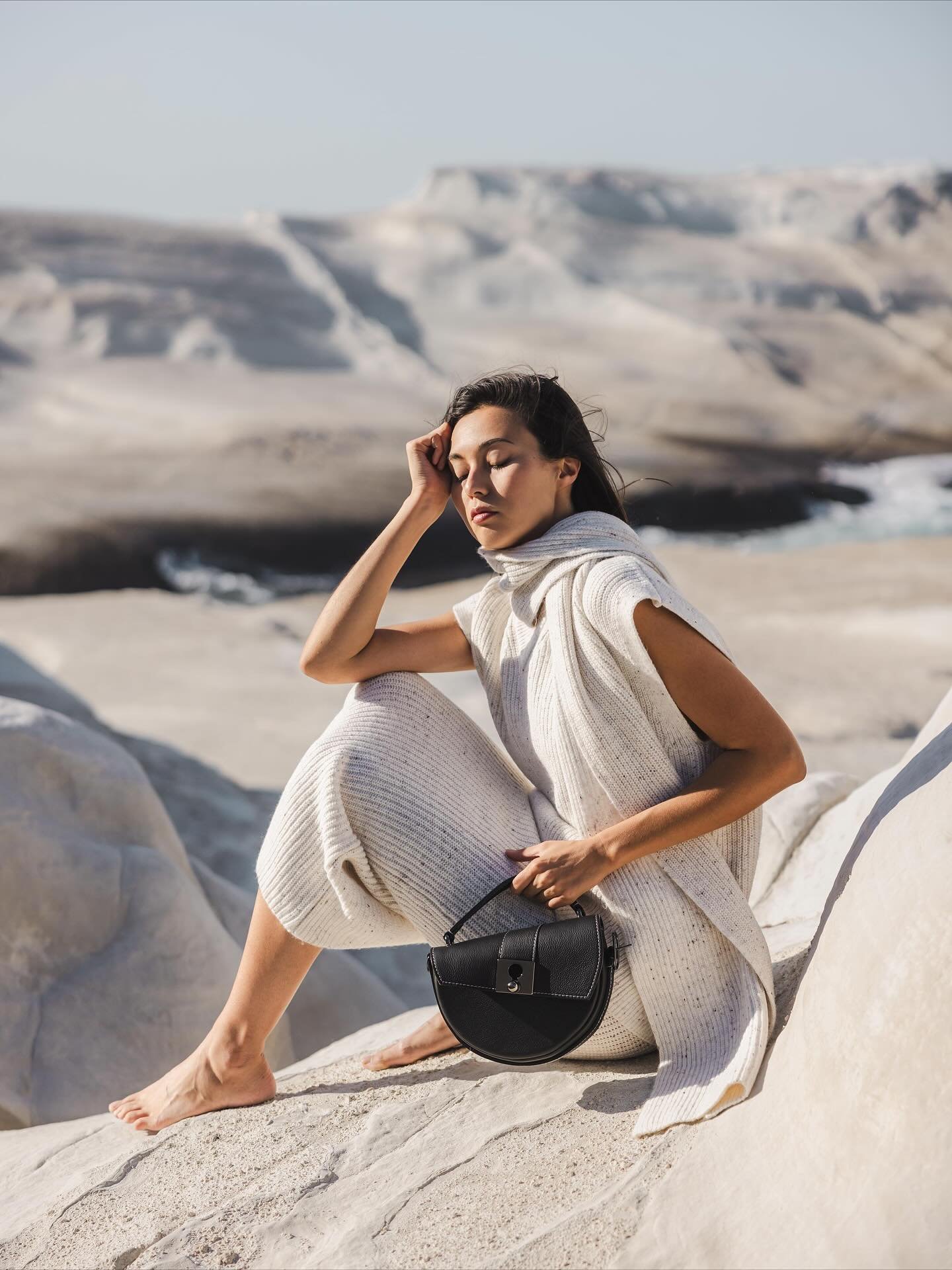 Entre terre et lune - sous le soleil de Milos ☀️
Un d&eacute;cor brut et d&eacute;sertique comme j'aime, pour ce shooting r&eacute;alis&eacute; pour @nodiesofficiel avec @anaismoons 
.
#brandphotography 
#brandcontent 
#brandingphotography 
#photogra