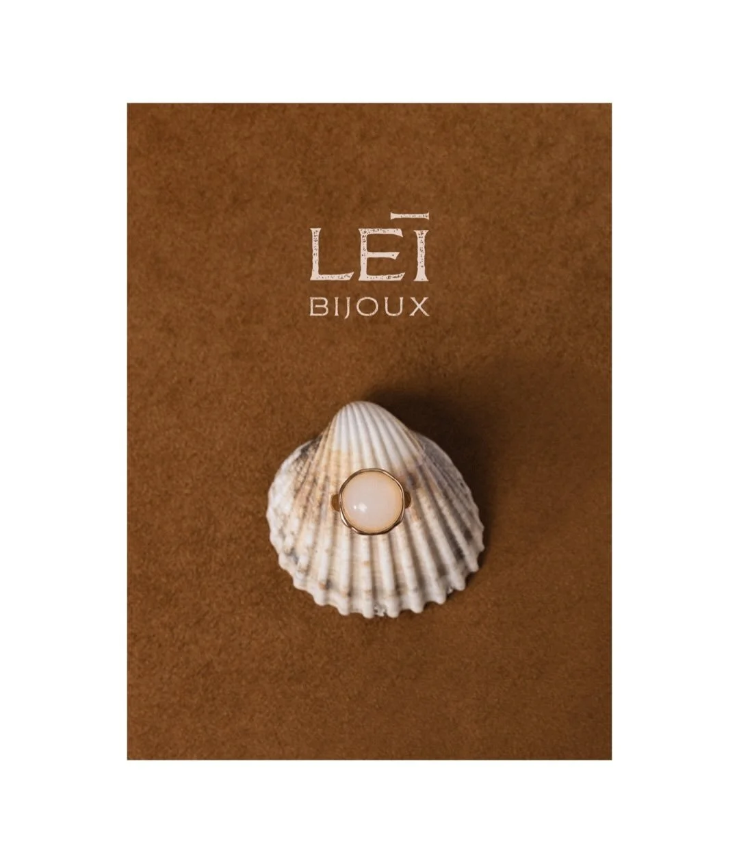 Premi&egrave;re partie de la campagne r&eacute;alis&eacute;e pour le lancement de @lei_bijoux avec @azuri_studiosolaire pour la DA et l'univers graphique de la marque.
Shooting mannequin en pr&eacute;paration ! 
.
#brandcontent 
#photographeproduit 
