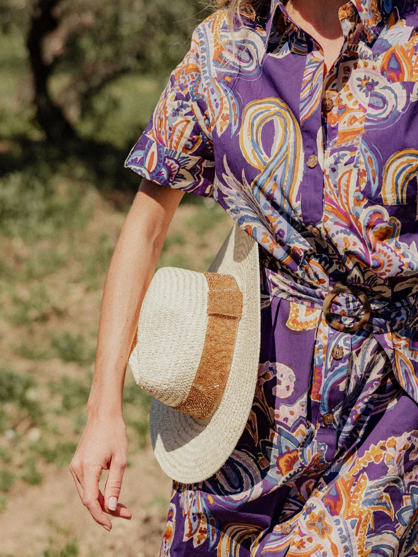 Focus produits dans un champ d'oliviers ☀️ @maradji.collections @frenchmodelsophie_ 
.
#brandcontent 
#photographeproduit 
#setdesignphotography 

photographe mode | photographe commerciale | brand photography | photographe bijoux | nature morte | 
b