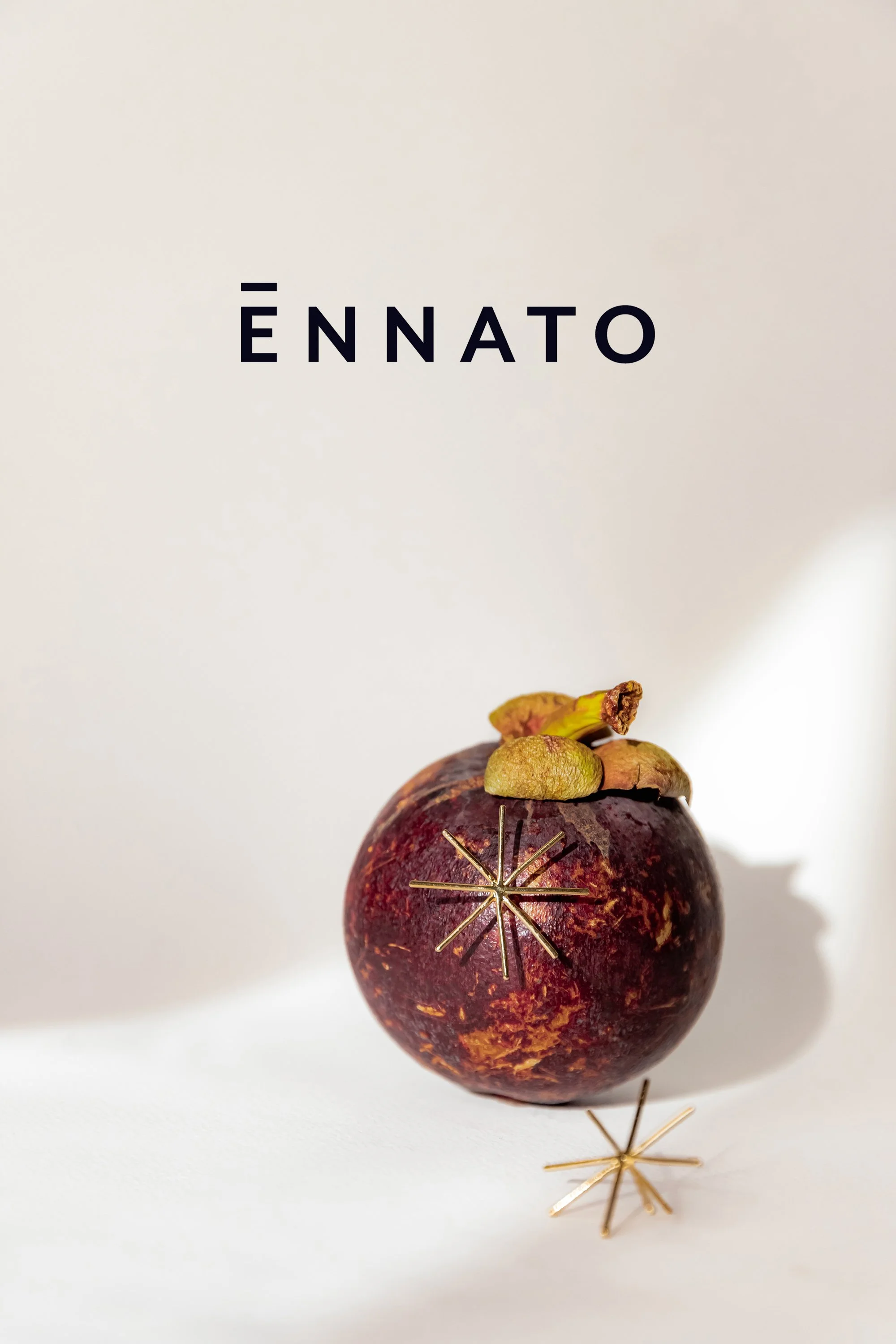 Boucle d'oreille en forme d'étoile plantée dans un fruit