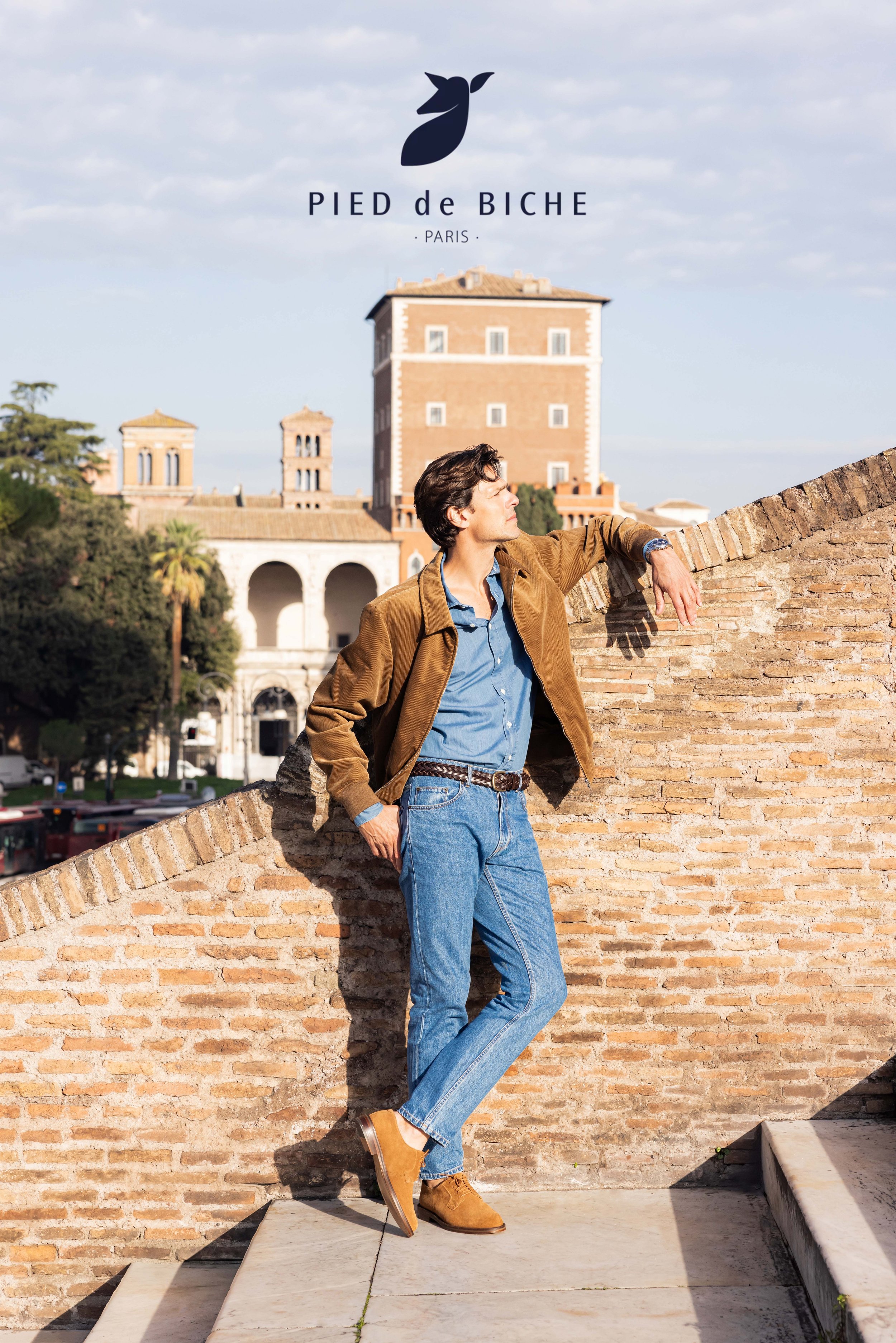 Homme portant des mocassins et se tenant dans des escaliers à Rome