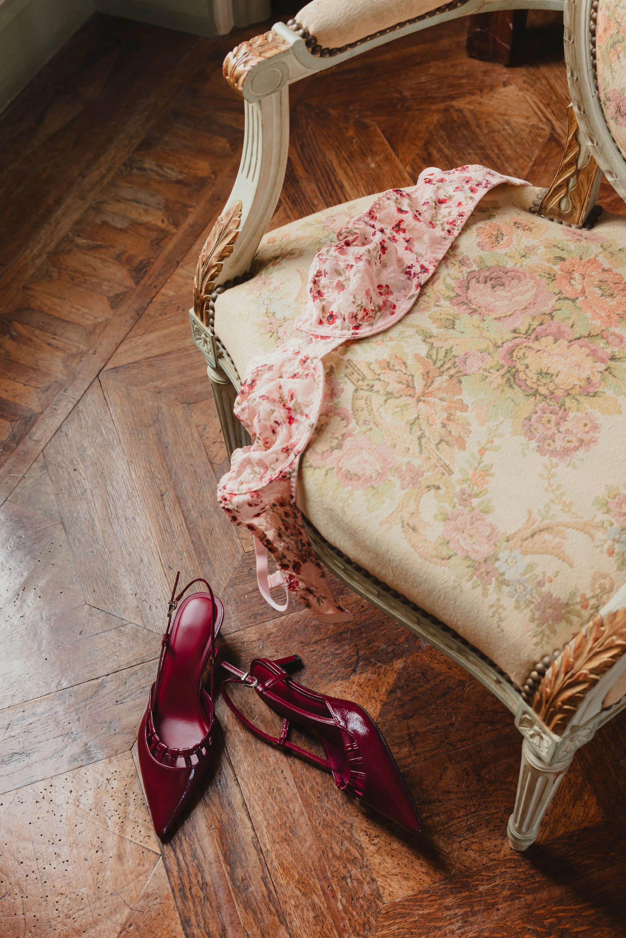 Nature morte de deux escarpins et d'un soutien gorge sur le fauteuil d'un château