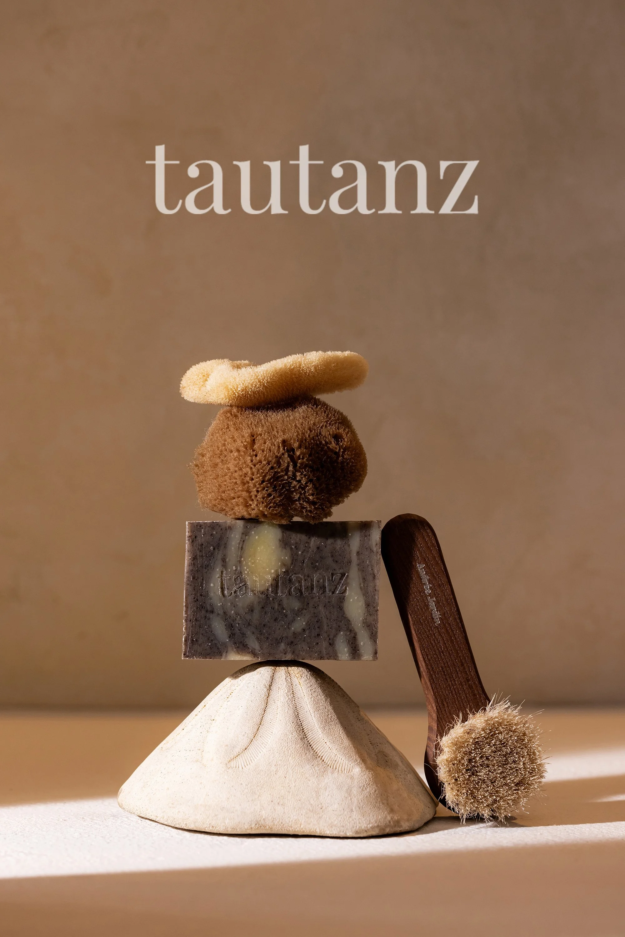 Nature morte en studio mettant en scène des savons en équilibre