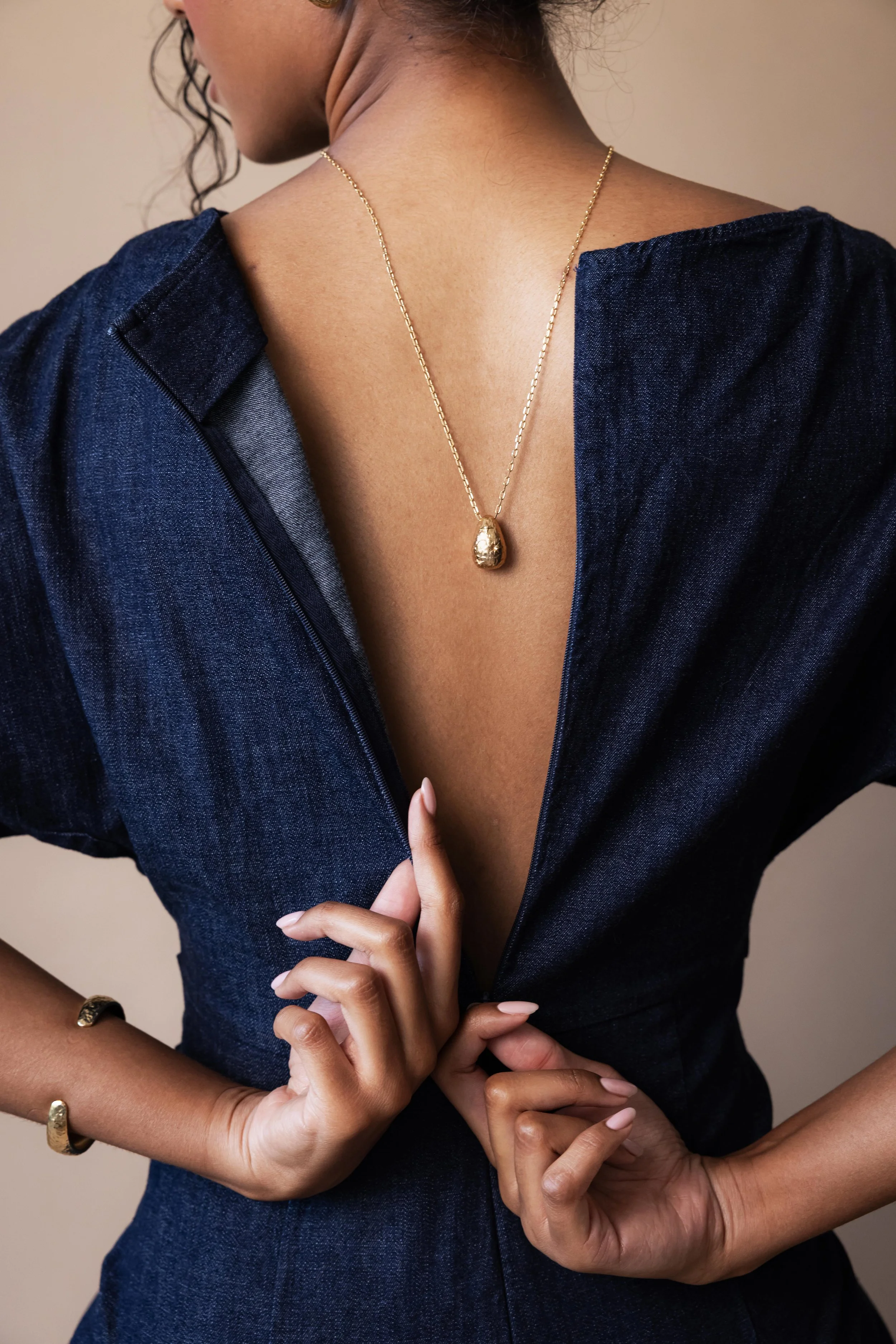 Mannequin de dos portant un collier doré