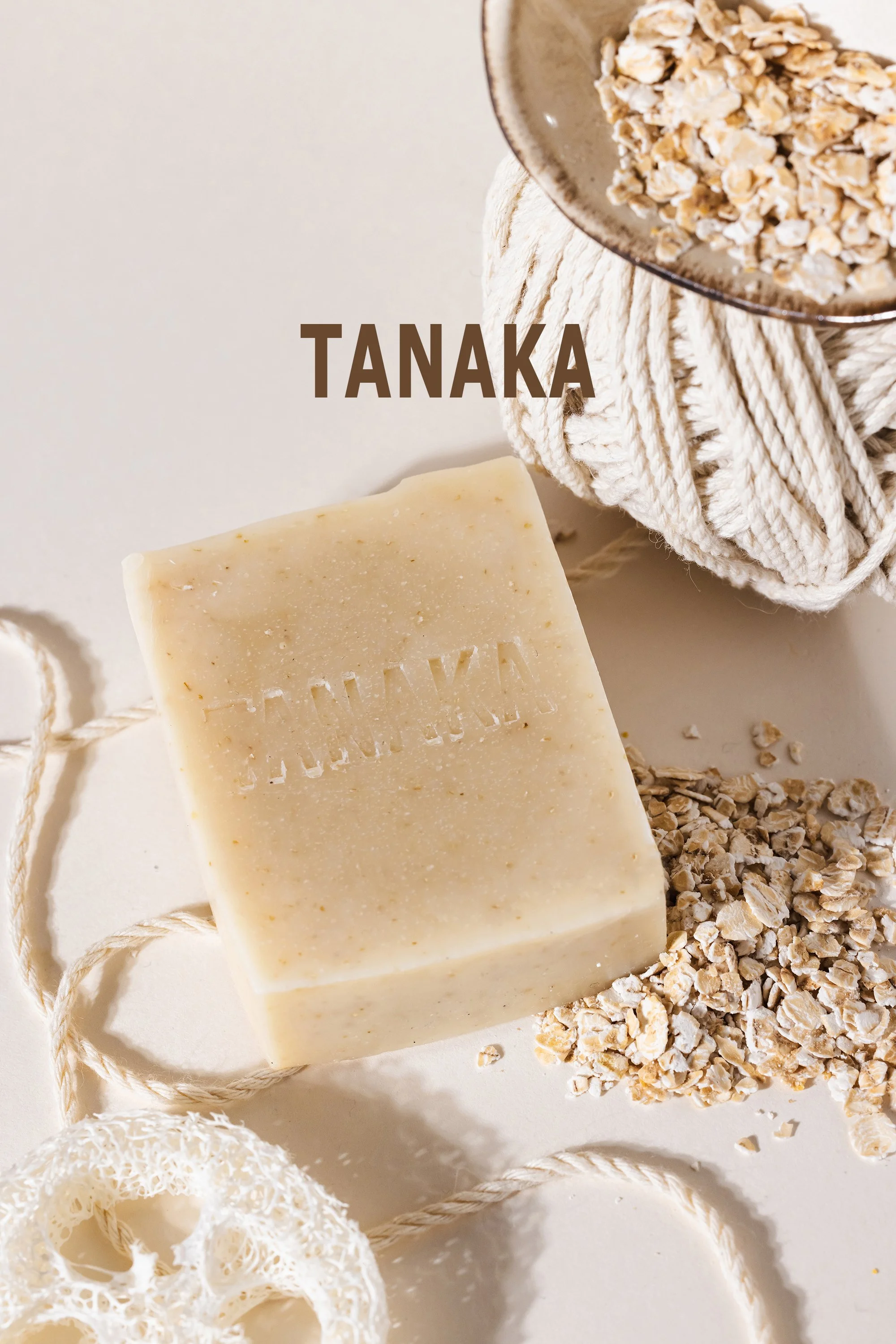 Composition en studio d'un savon accompagné de ses ingrédients