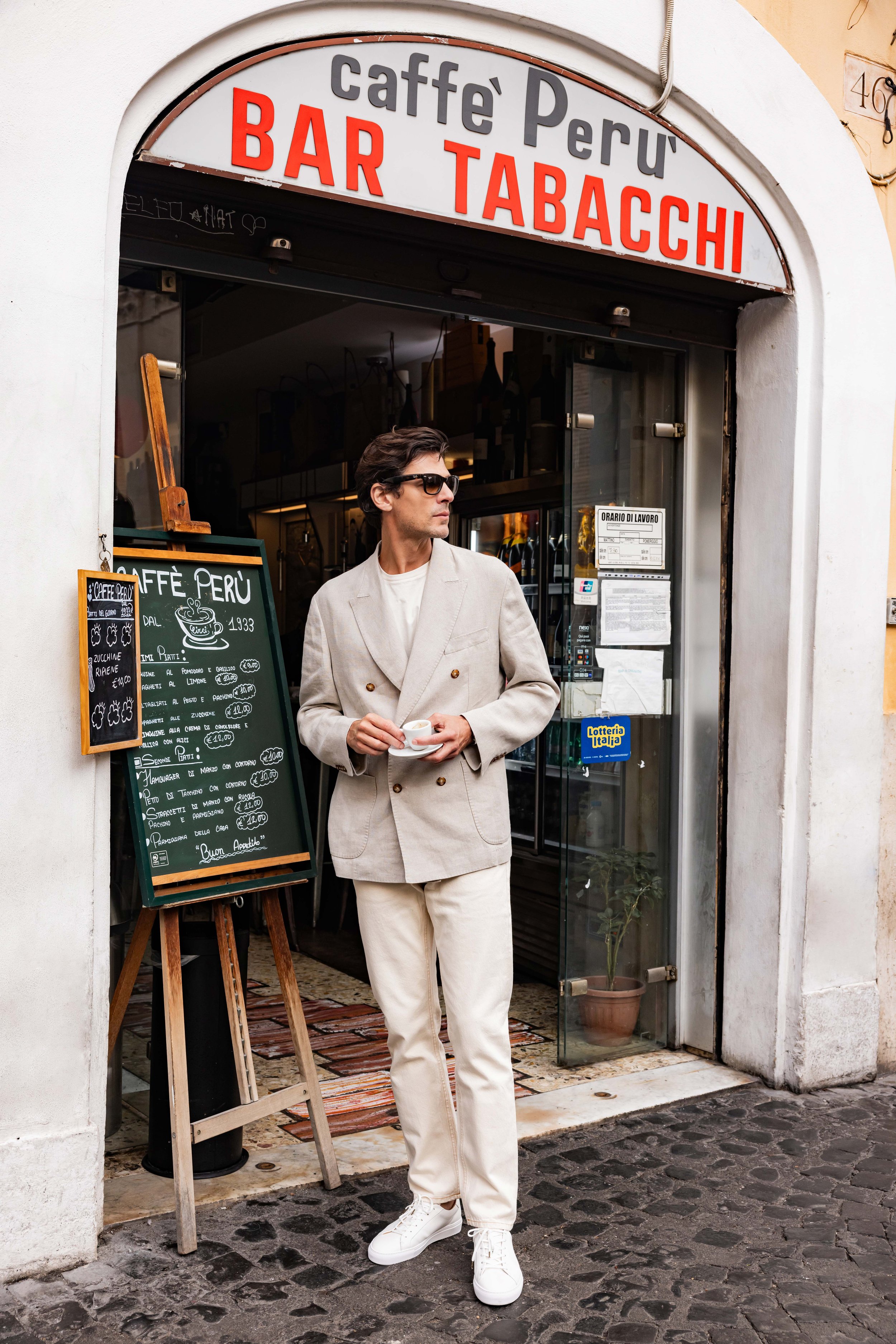 Mannequin homme dégustant un café devant un bar à Rome