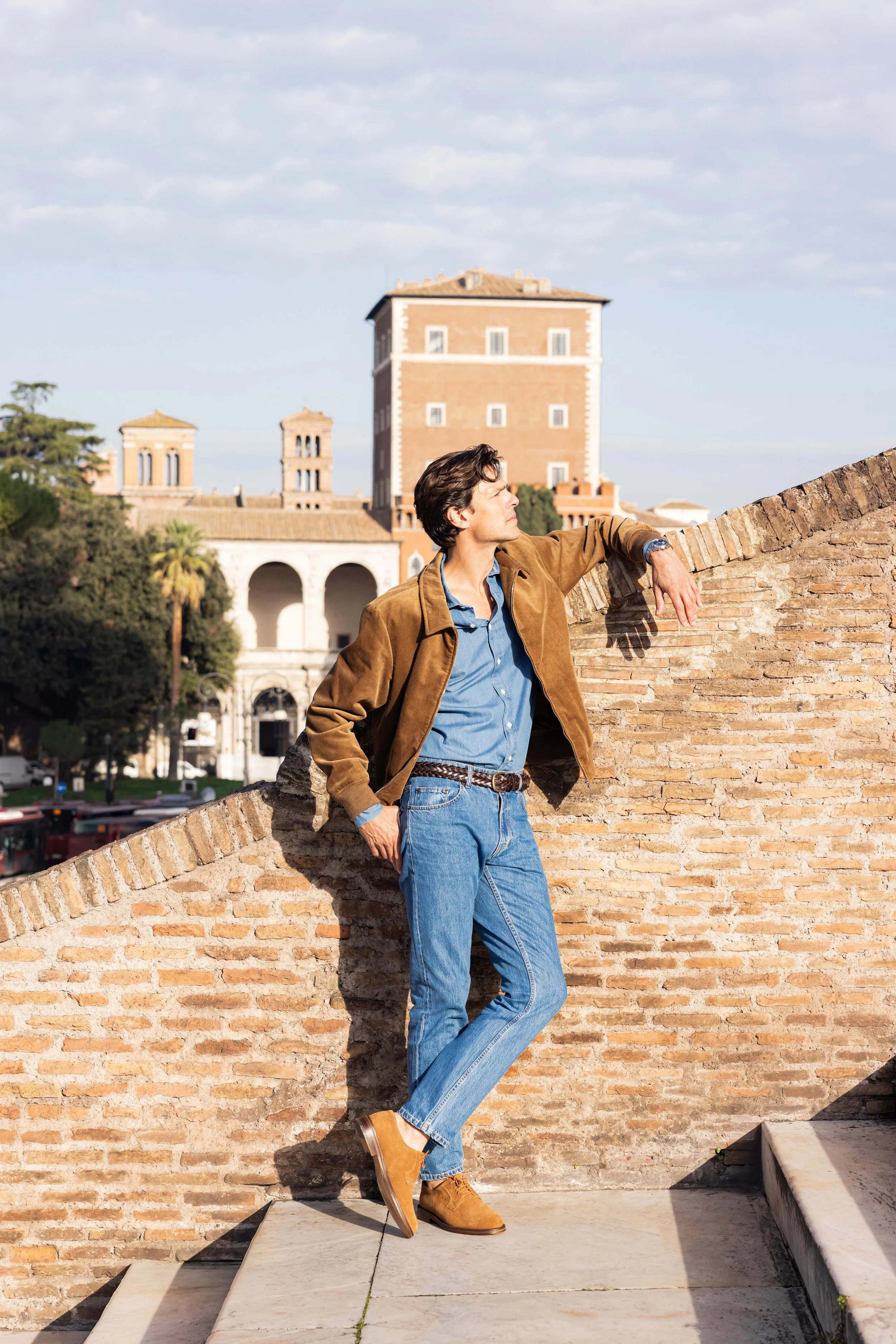 Mannequin homme accoudé à un muret en pierre à Rome 