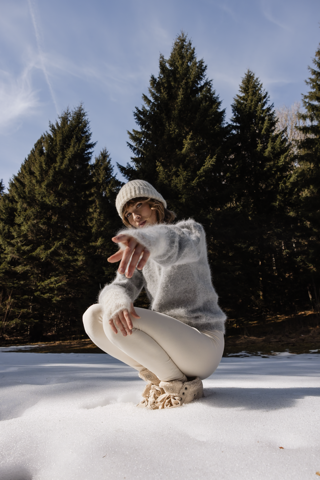 Photo d'une femme posant assise dans la neige illustrant de le traitement d'une photo avant retouches