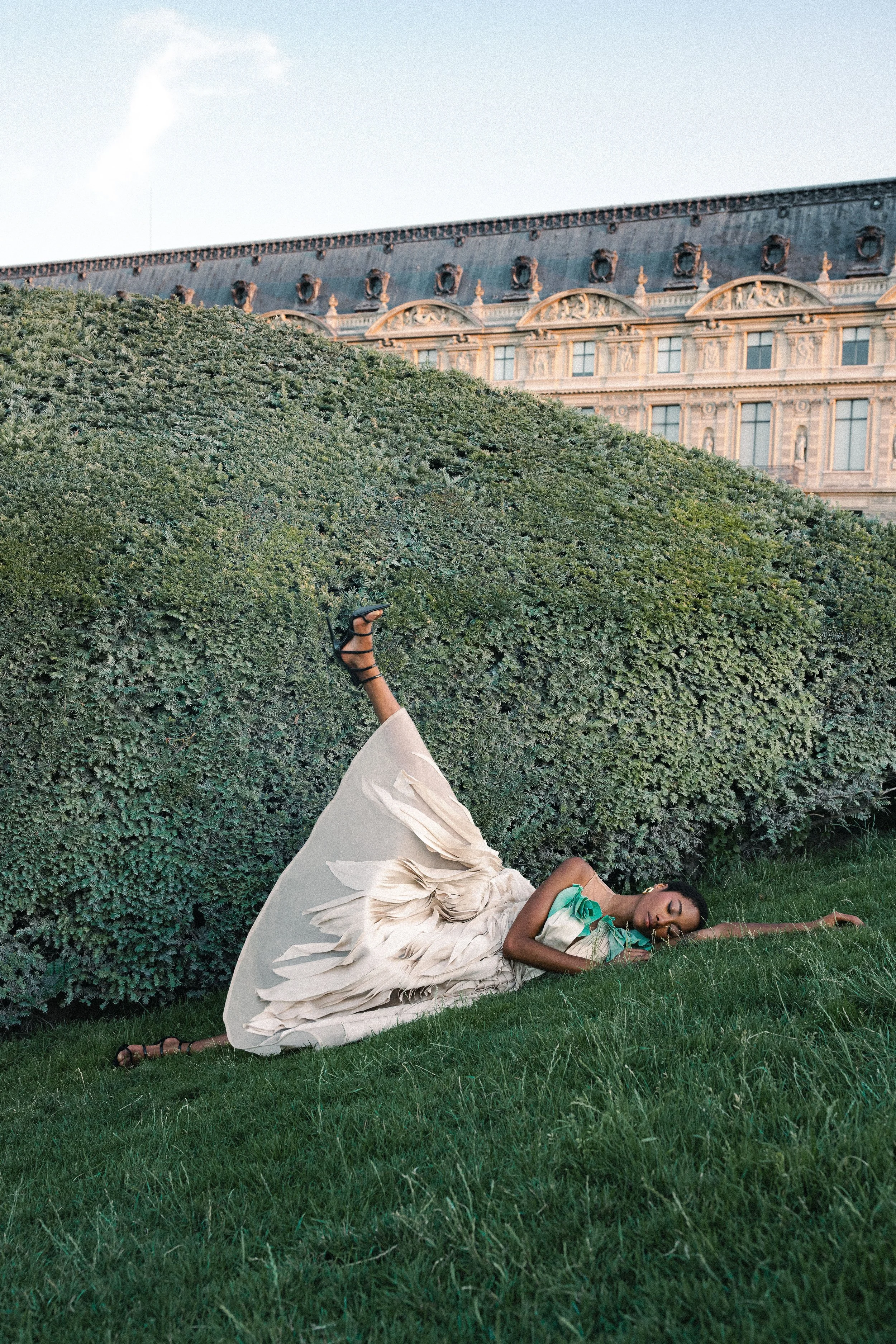 Photo-mode-femme-allongee-herbe.jpg