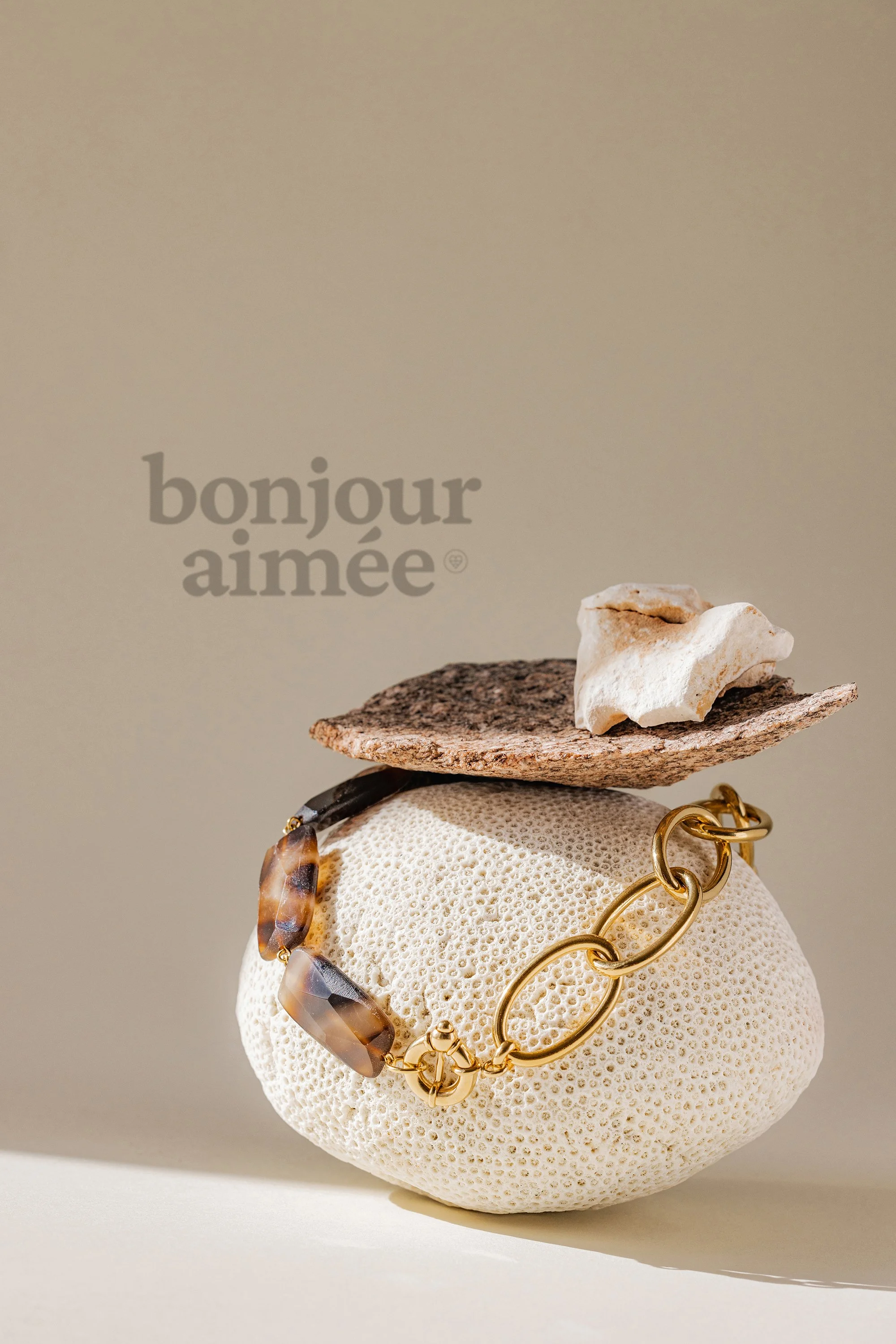 Bracelet doré sur coquillage en composition minimaliste